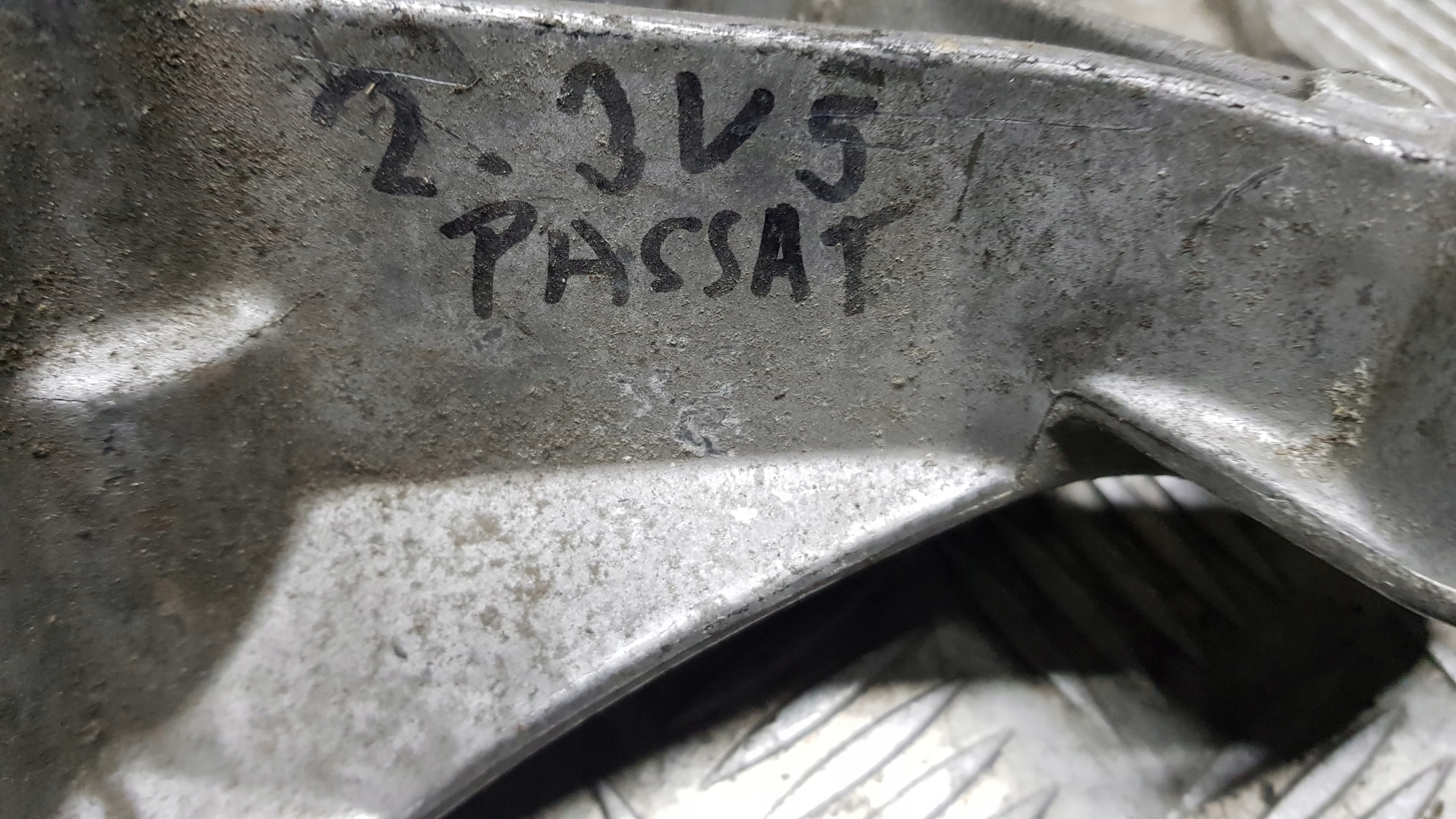 VW PASSAT B5 2.3 holder KOMPRESORA roll 071260885
