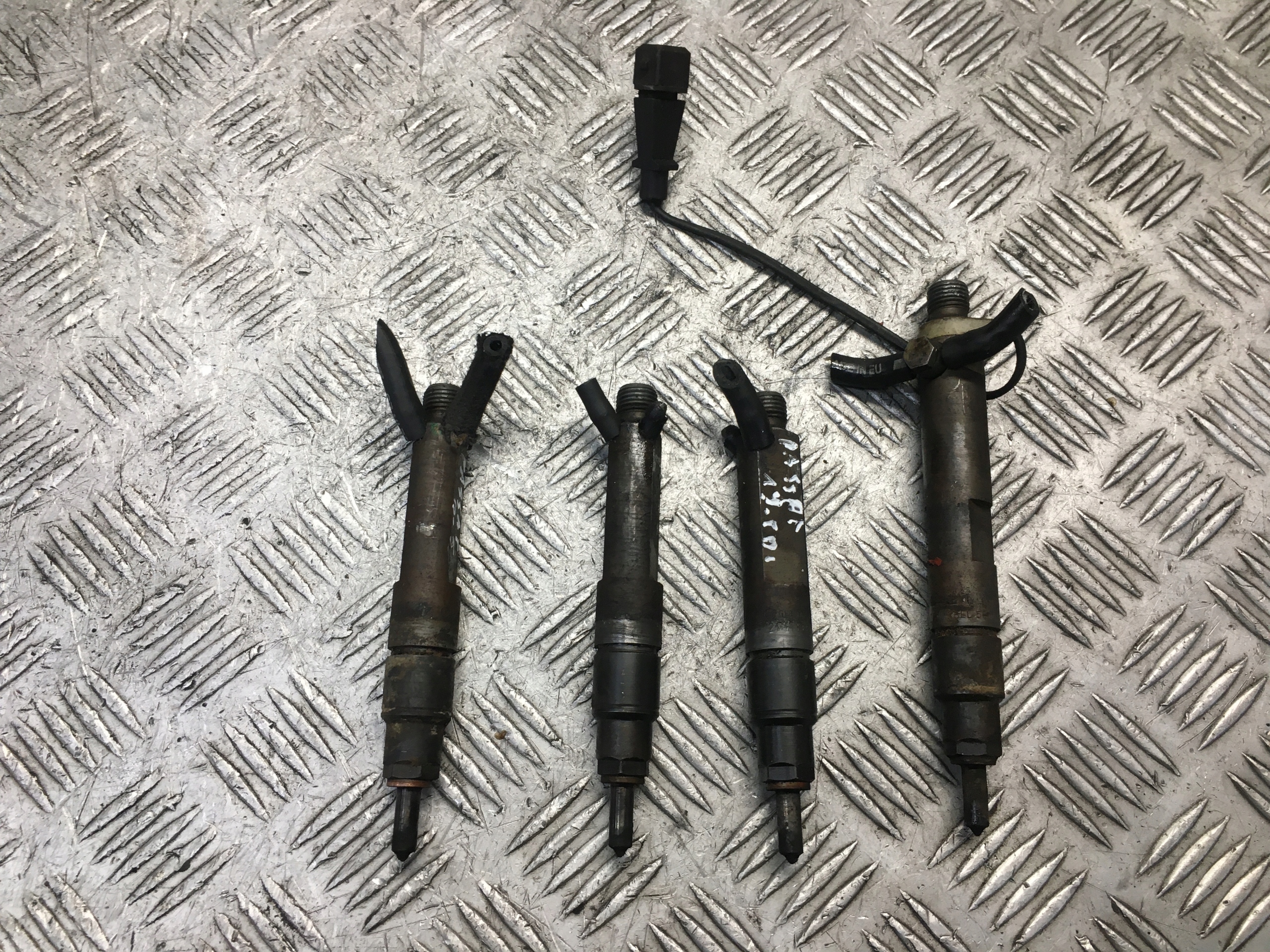 PASSAT B5 1.9 TDI WTRYSKI KOMPLET 028130201S 110KM