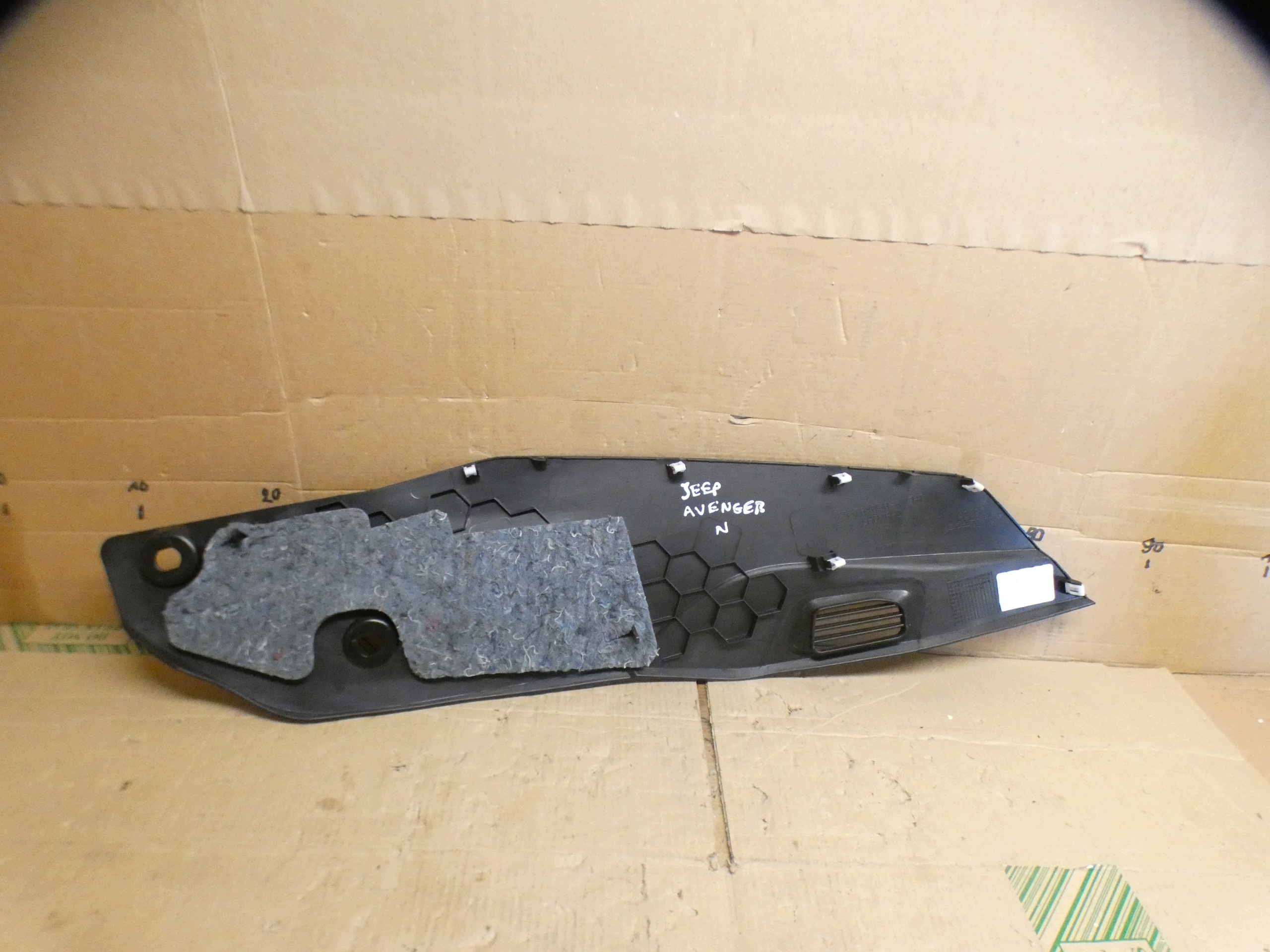 Blende Abdeckung TUNELU SRODKOWEGO JEEP AVENGER