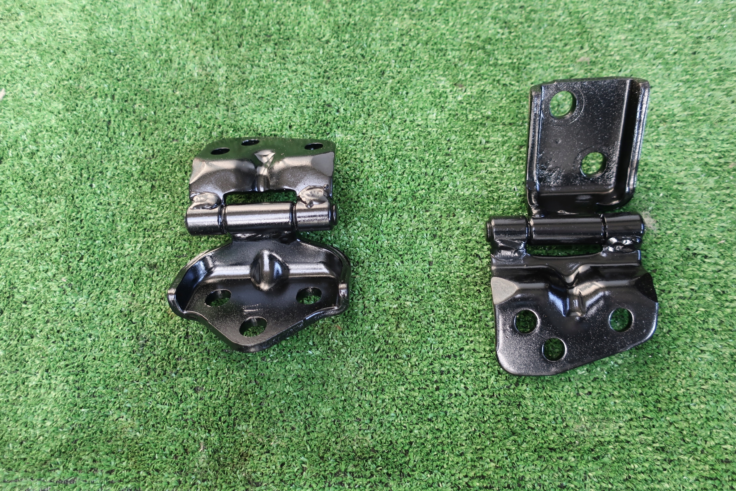 57410-50G0 - ПЕТЛІ ЗАКРИЛКІВ ЗАДНІ SUZUKI JIMNY КОМПЛЕКТ БЕЗ ЗАЗОРУ