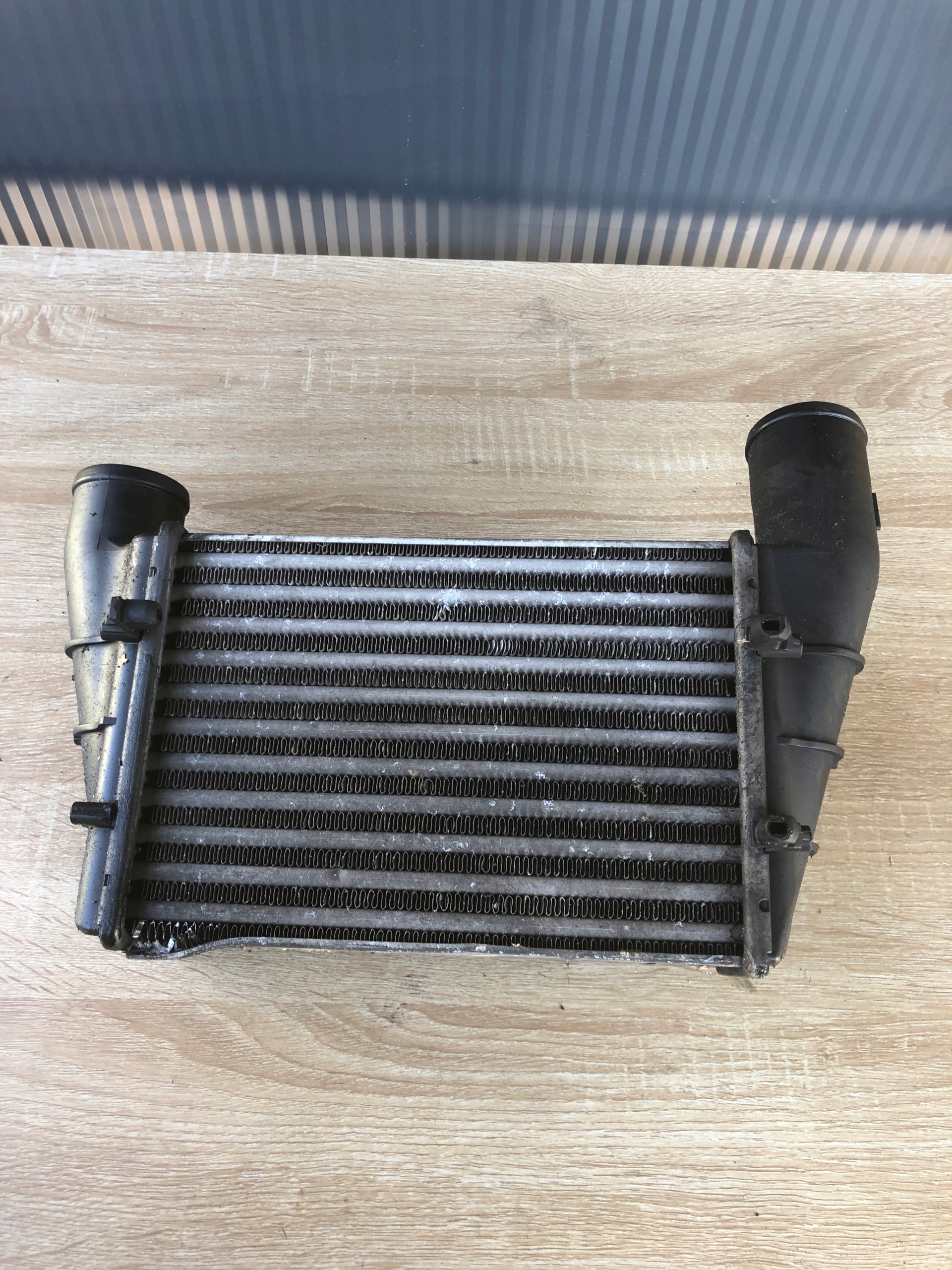 radiatore intercooler Destra AUDI 058145805A