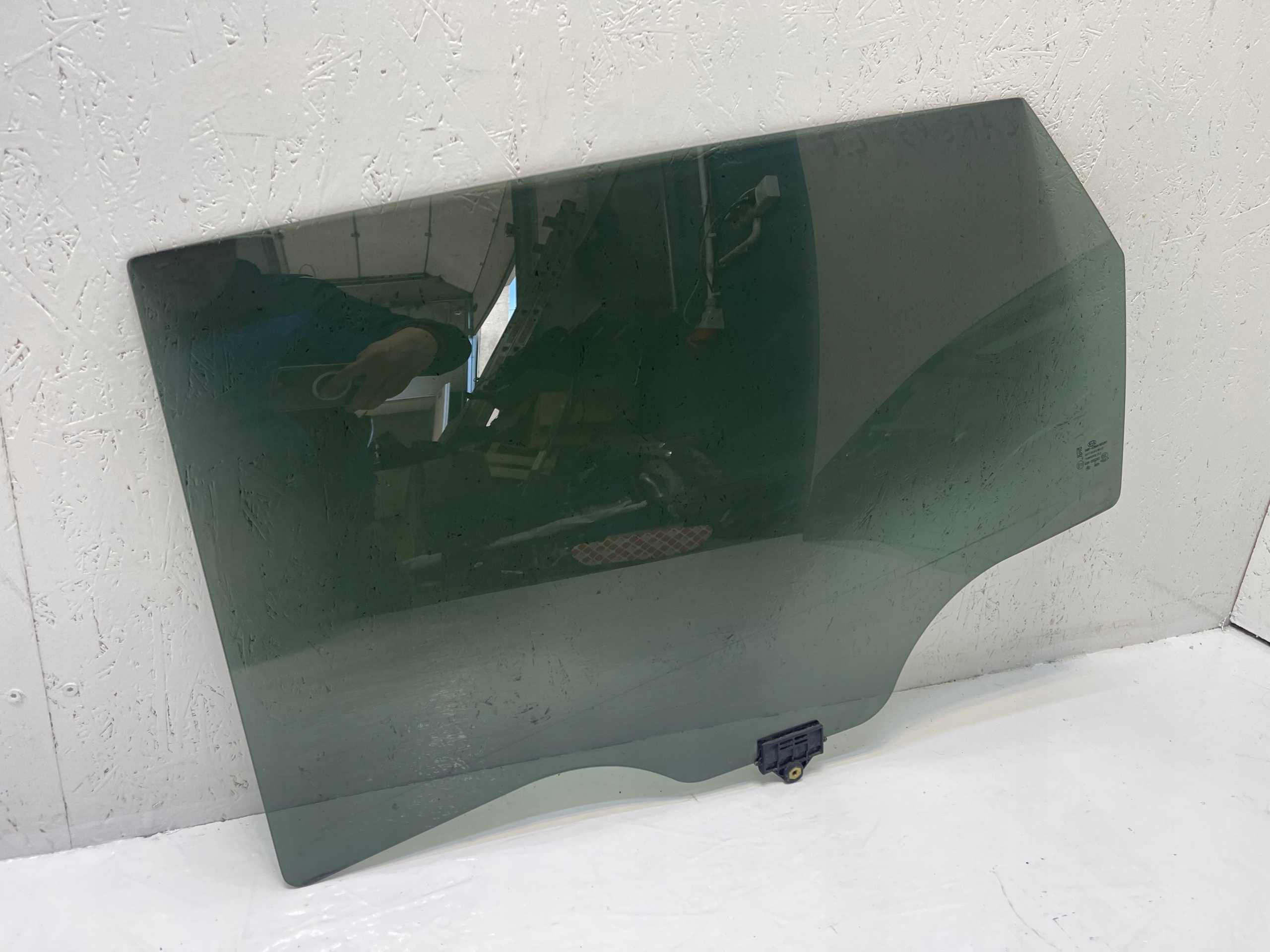 KIA CARENS IV СТЕКЛО ЗАДНЕЙ ЛЕВОЙ ДВЕРИ