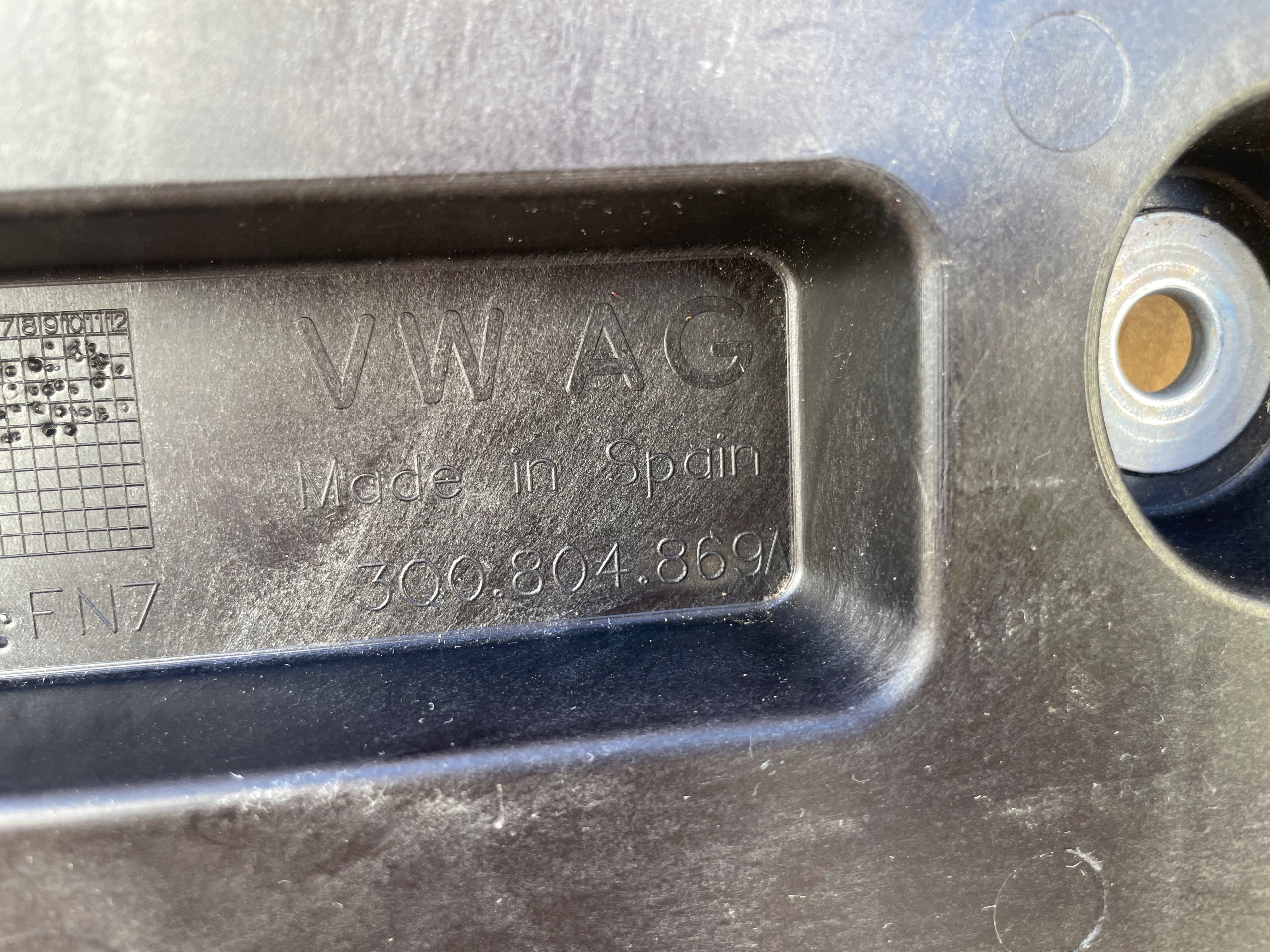 držiak akumulátora 3Q0804869A Originál ako nová VW SKODA