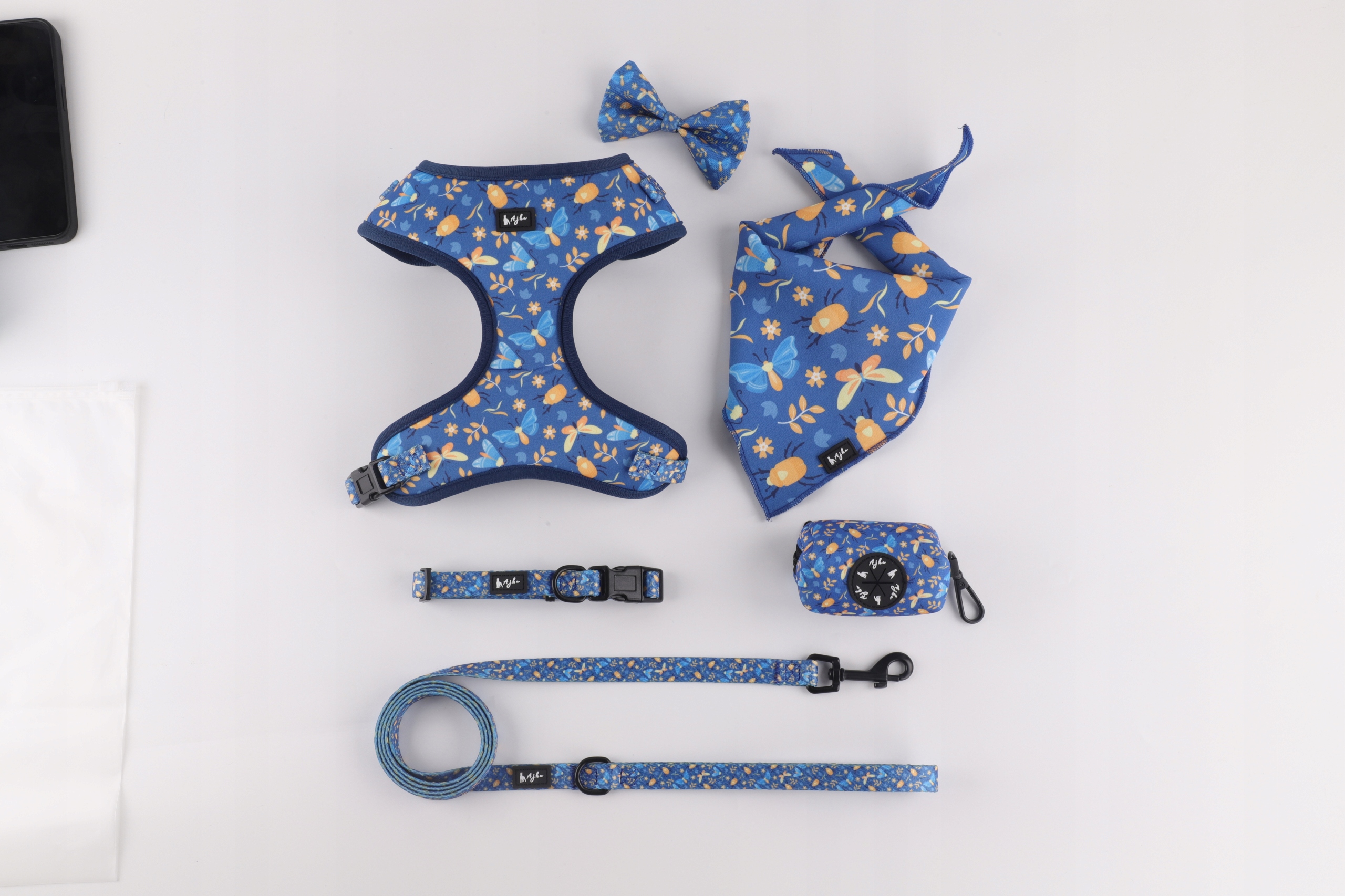 Levně Stylová sada na procházky pro psa: obojek, vodítko, postroj, šátek, motýlek, velikost S