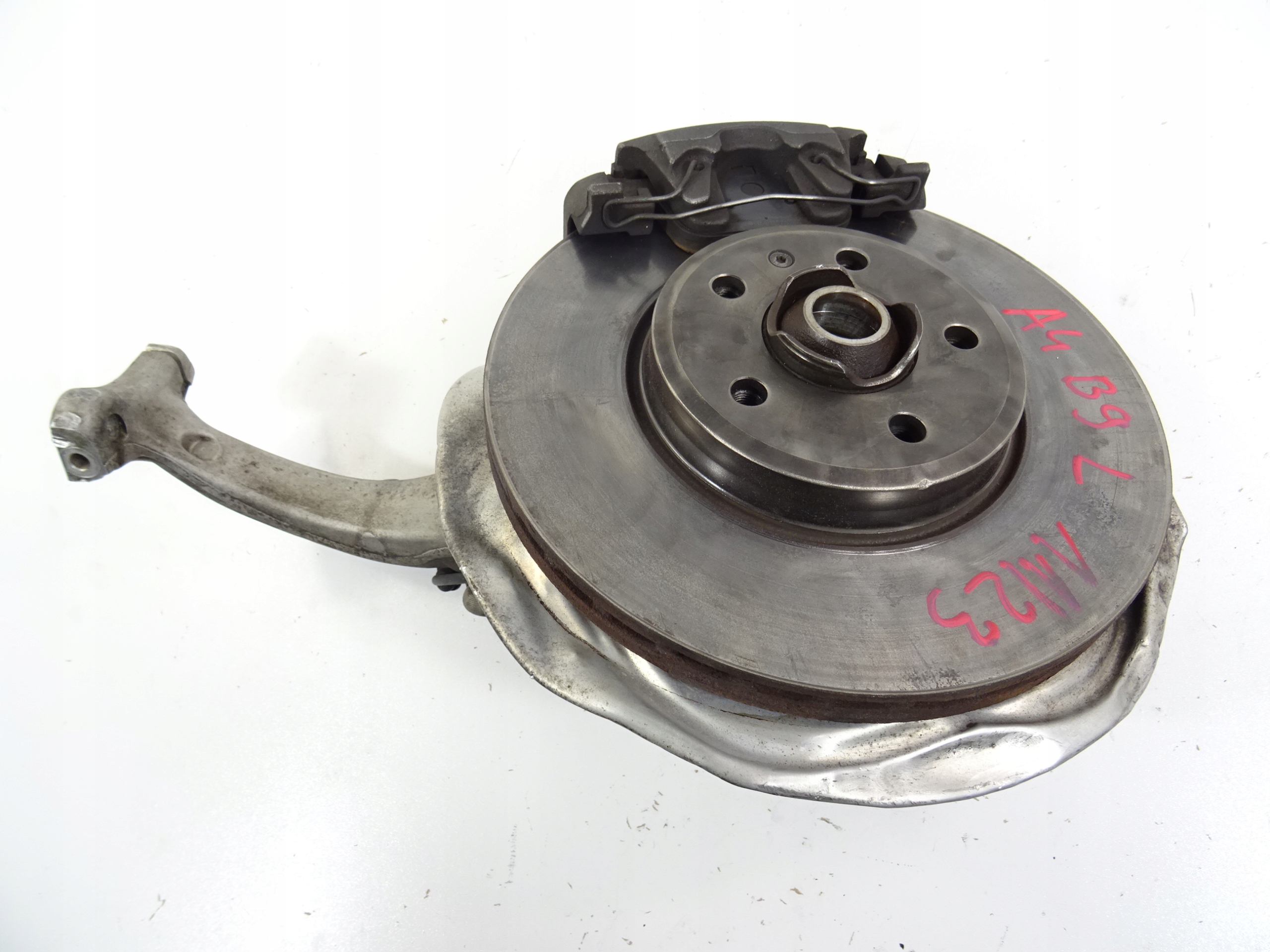 Audi OE 8W0407241F поворотный кулак л