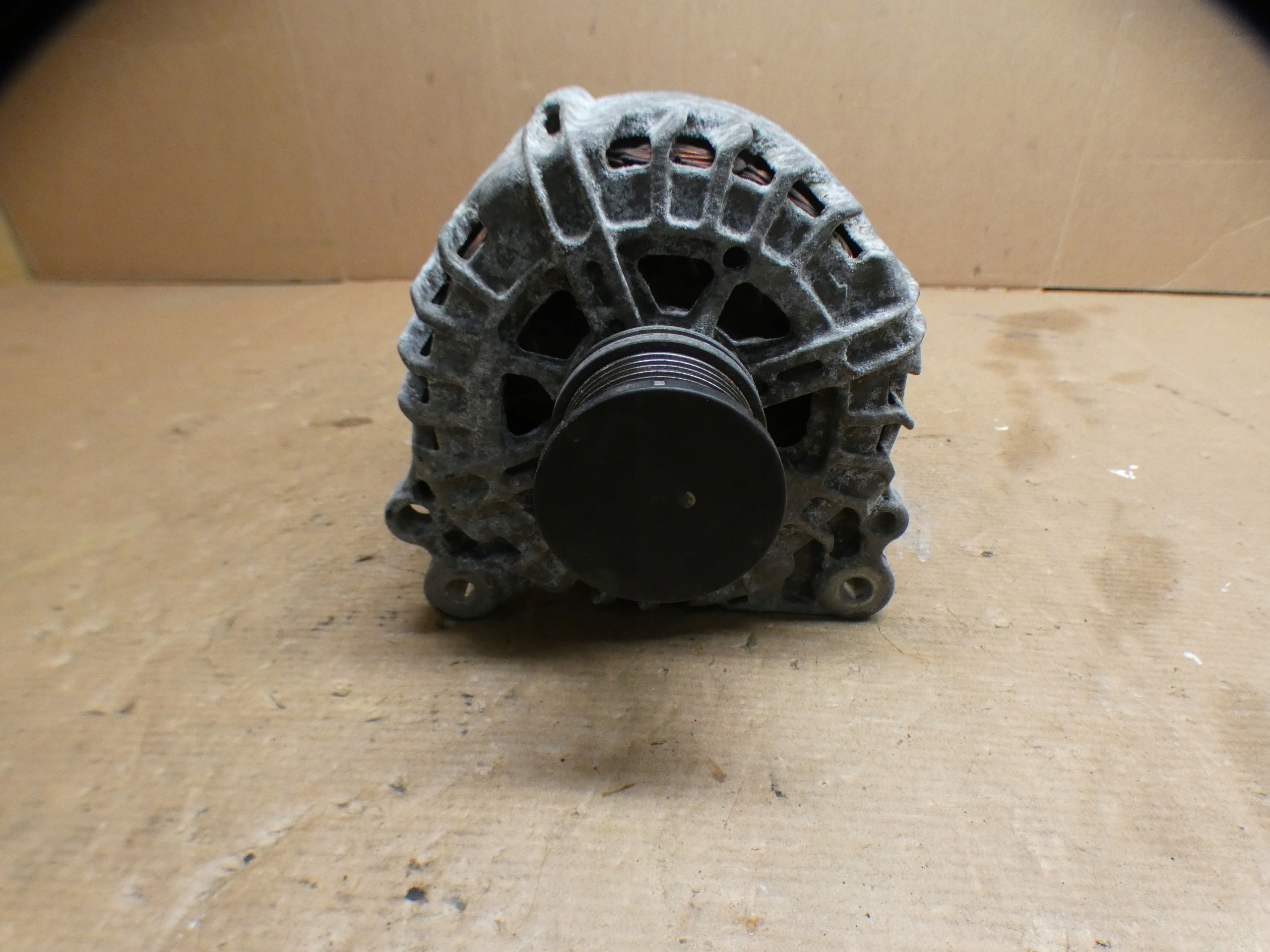 VW PASSAT B8 2.0 TDI ALTERNATOR 04L903021A