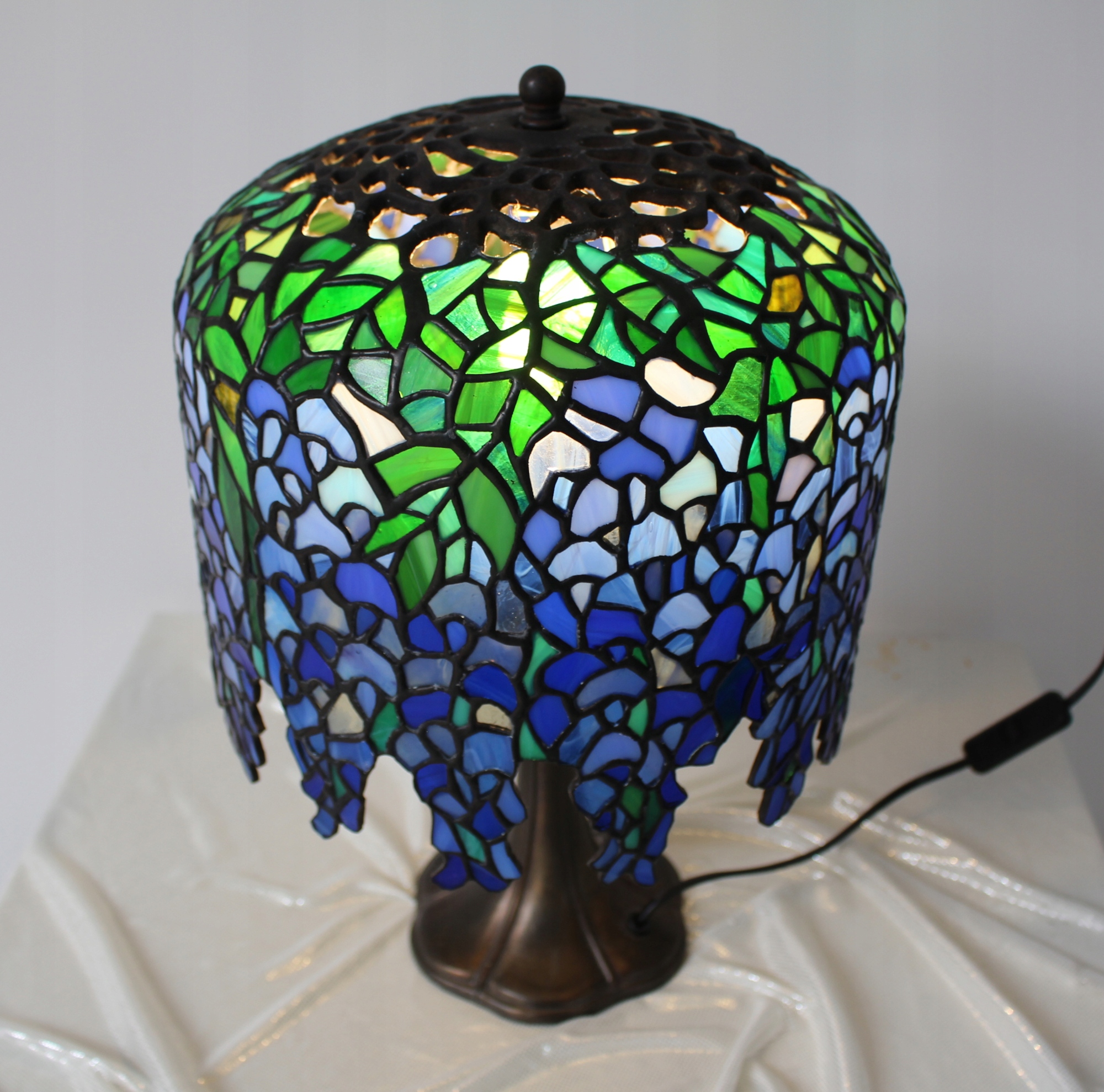Lampa stołowa witrażowa Tiffany Wisteria niebieska Kolekcja Tiffany
