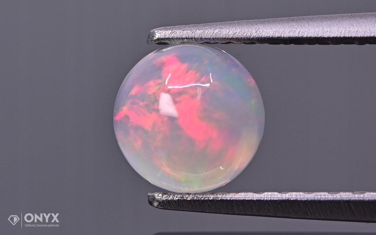 Opál z Etiopie kabošon kulatý fi 5,1 mm