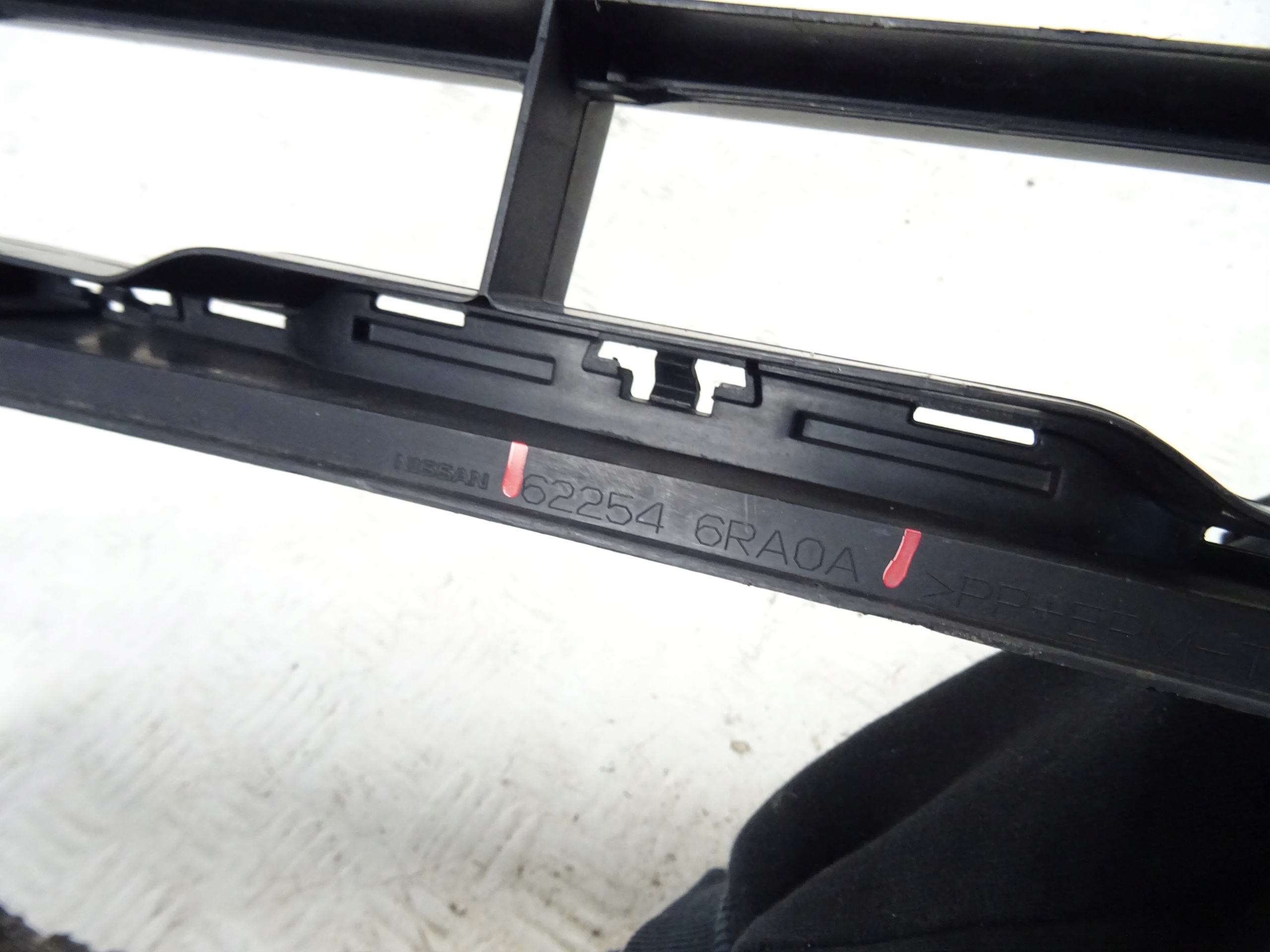 grid of a bumper front front NISSAN X-TRAIL IV 62254-6RA0A