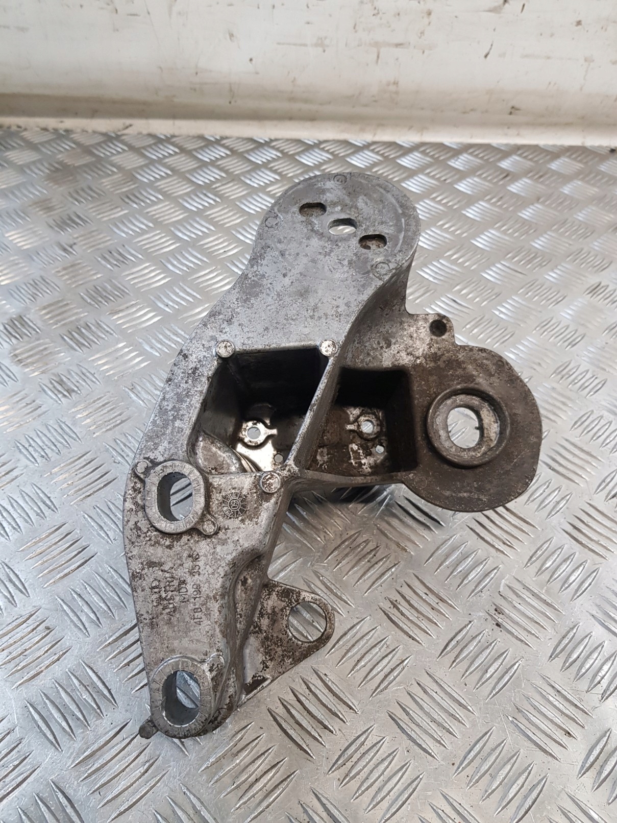 support holder of the engine left 4F0199351S AUDI A6 C6 3.2 V6