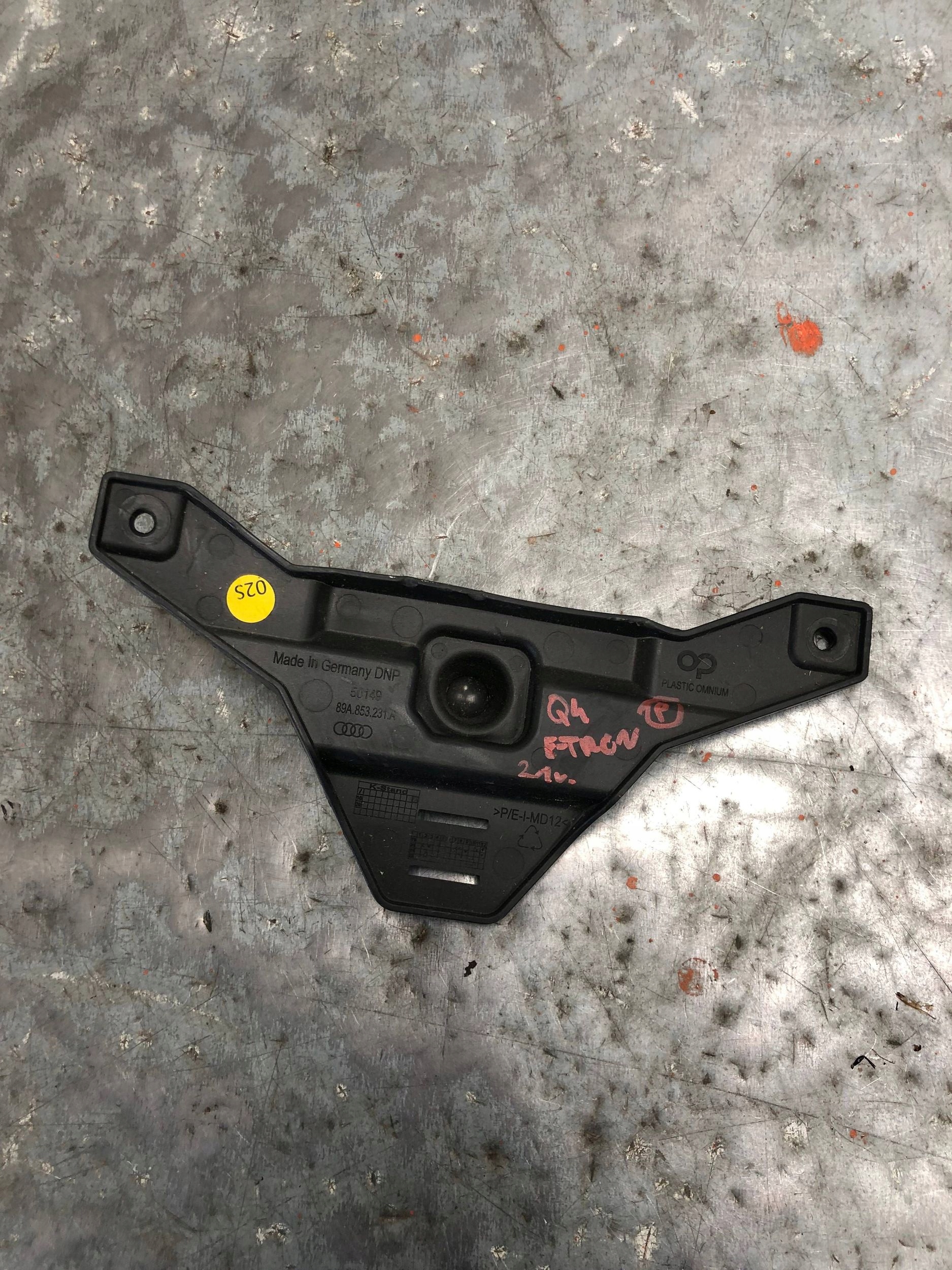 support bracket holder KAMERY of a bumper front AUDI Q4 E-TRON 89A853231A