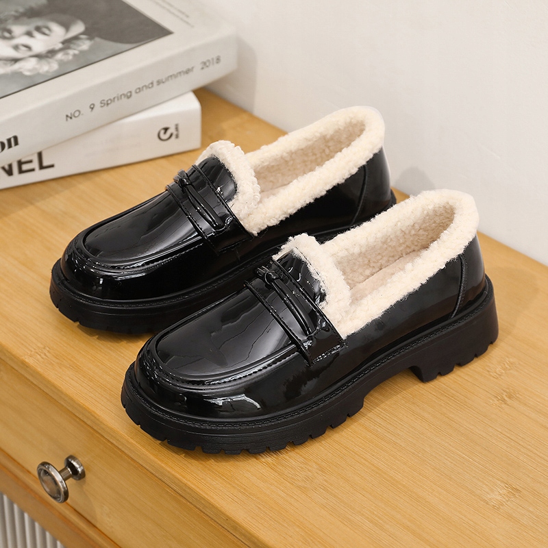 CZARNE SKÓRZANE MOKASYNY LAKIEROWANE GRUBA PO Wzór dominujący bez wzoru