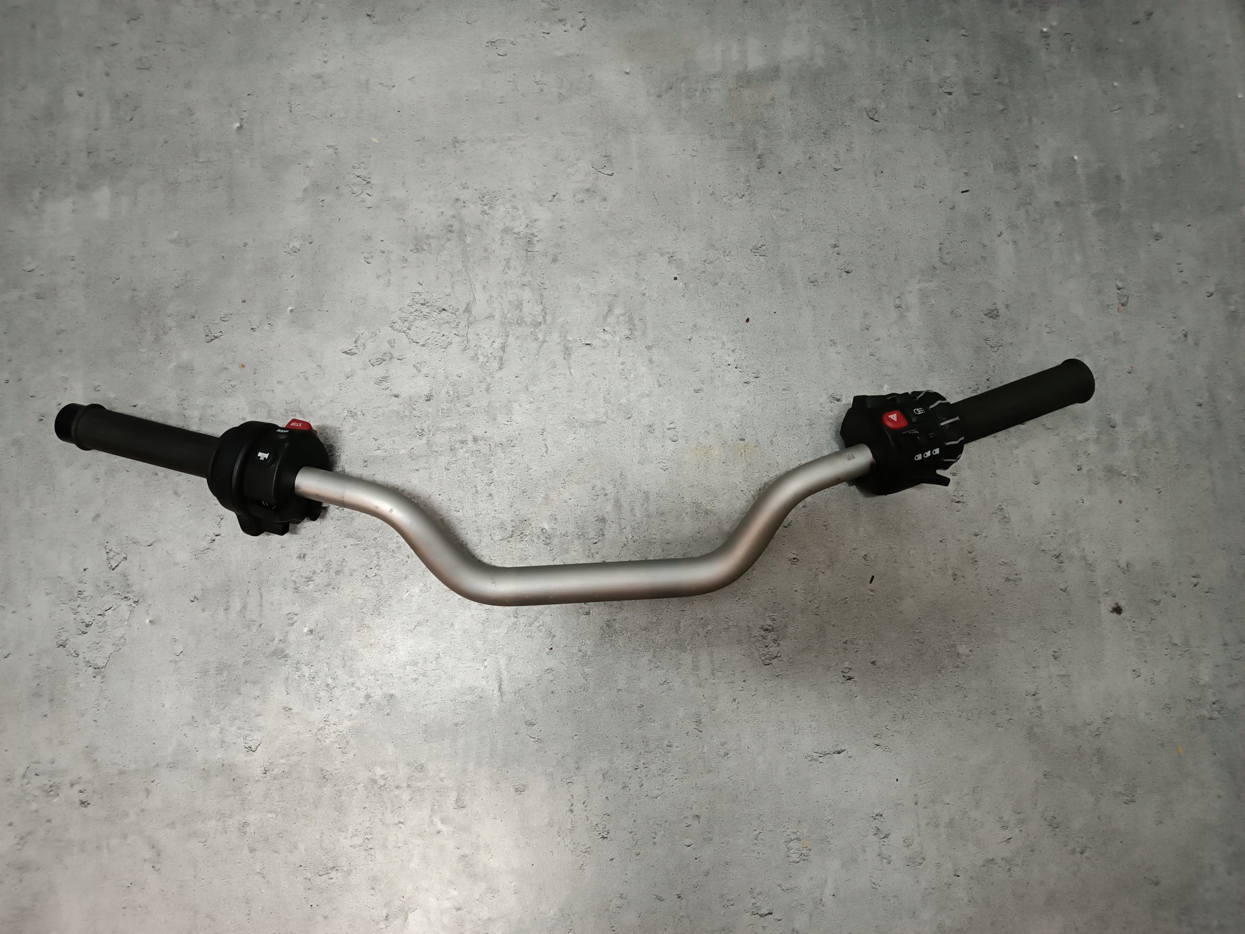 8404209 - BMW F 900R 2022r K83 рульове колесо з перемикачами