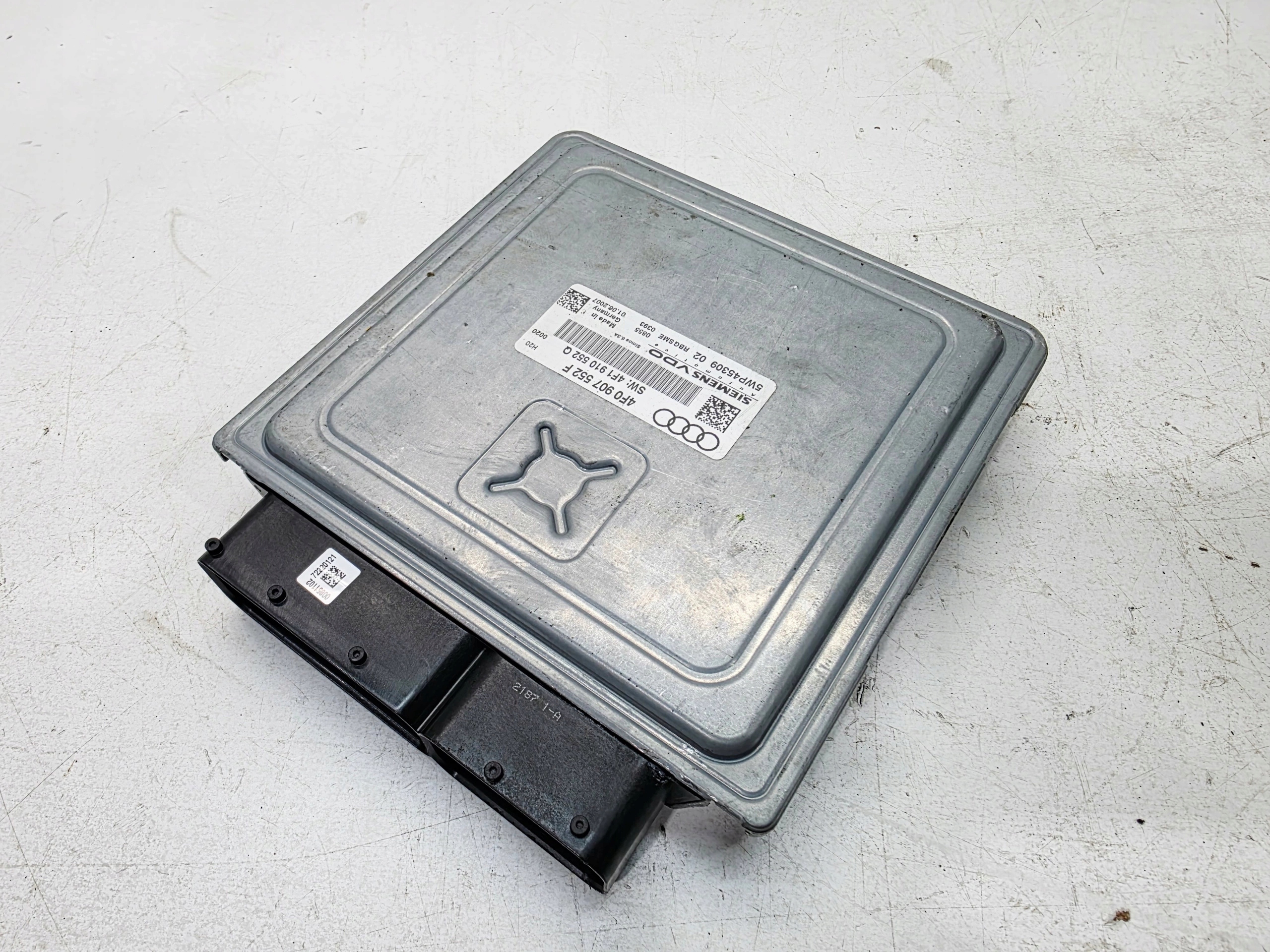 computer control unit of the engine AUDI A6 C6 2.4 BDW 4F0907552F 4F1910552Q