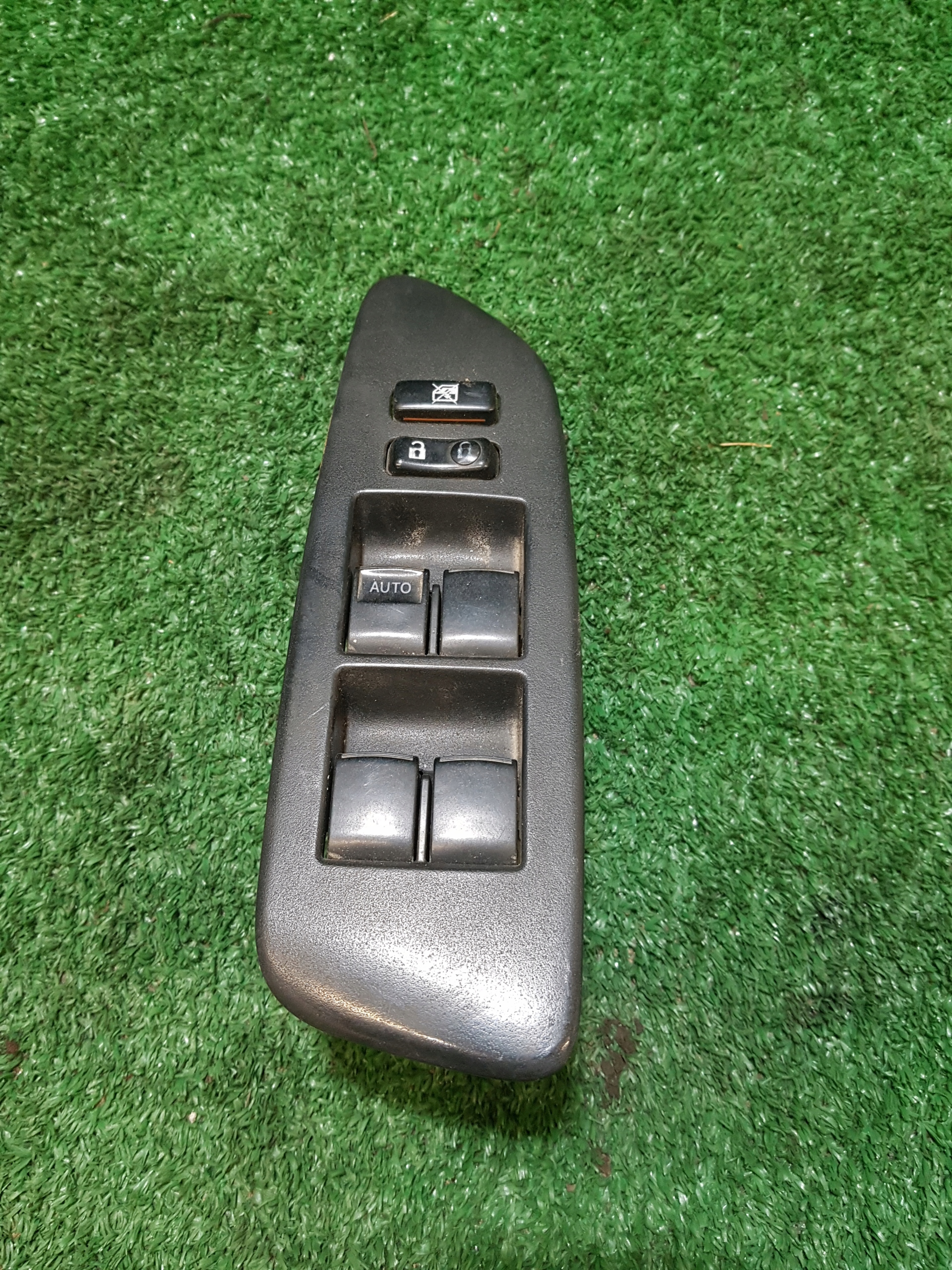 control panel of the window driver´s TOYOTA AURIS