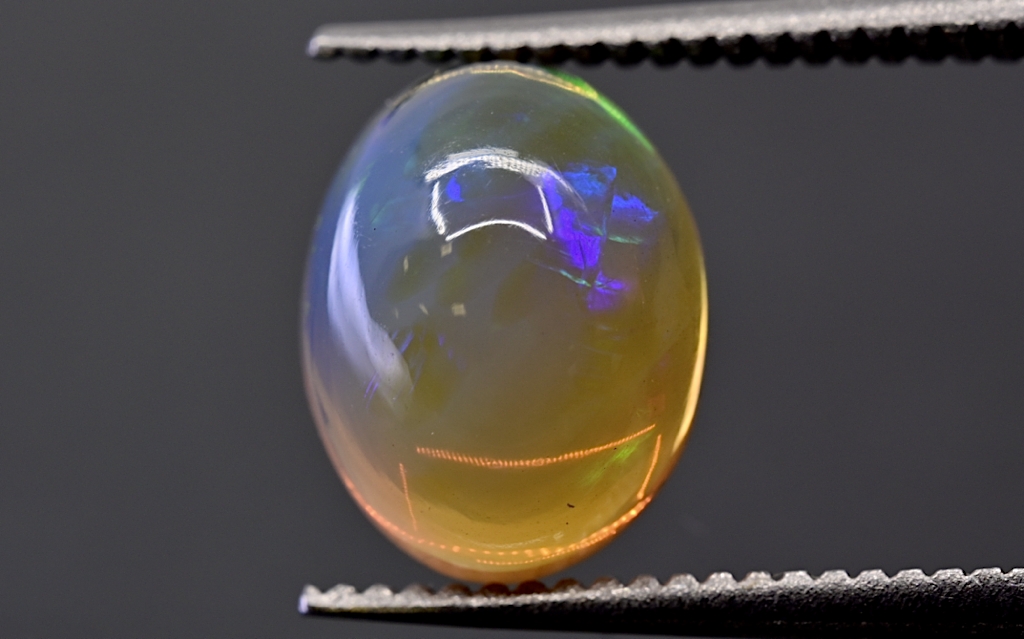 Opál z Etiopie kabošon ovál 9x7 mm