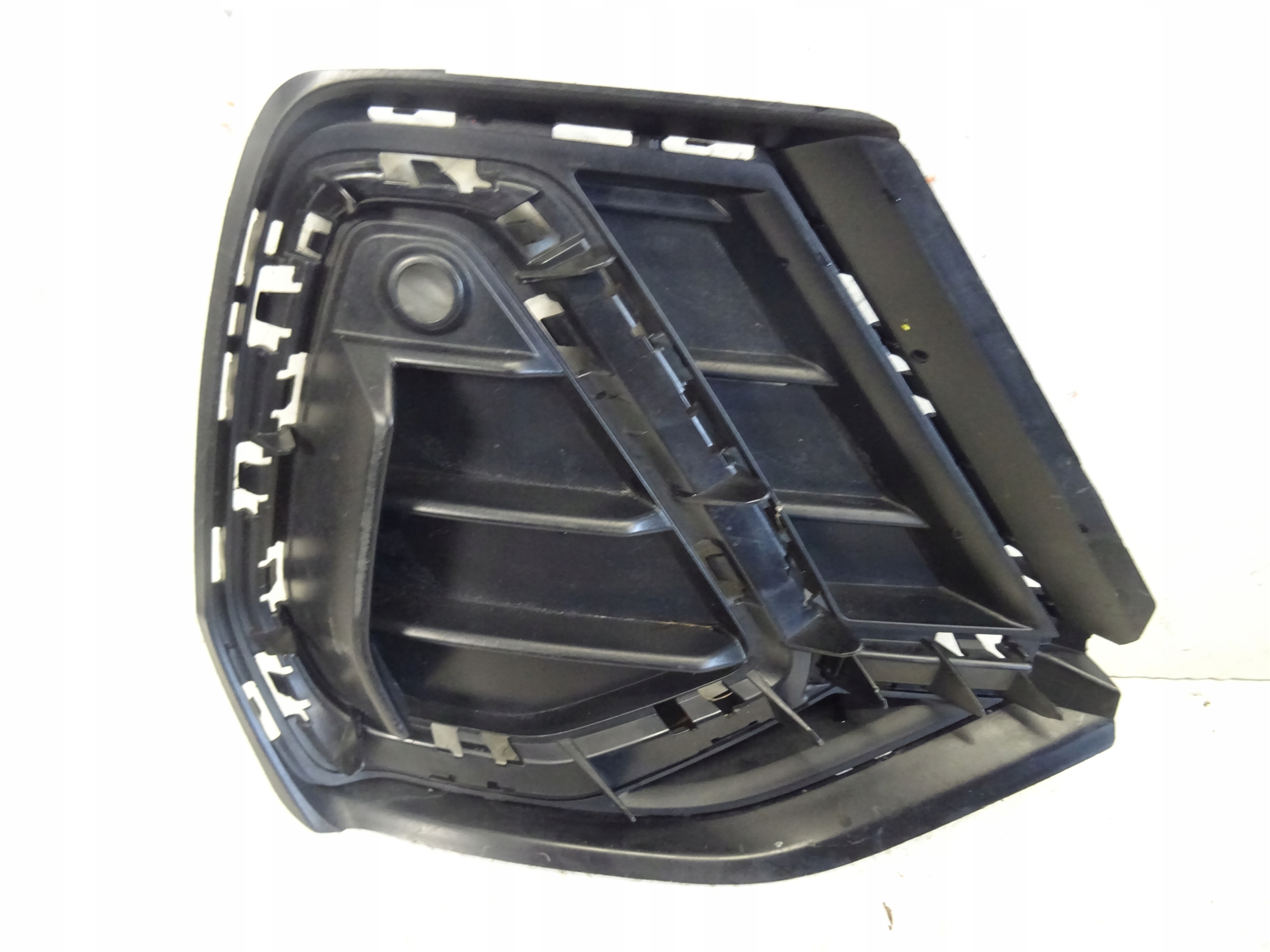 grid of a bumper front front right AUDI Q3 S-LINE 83A807682D