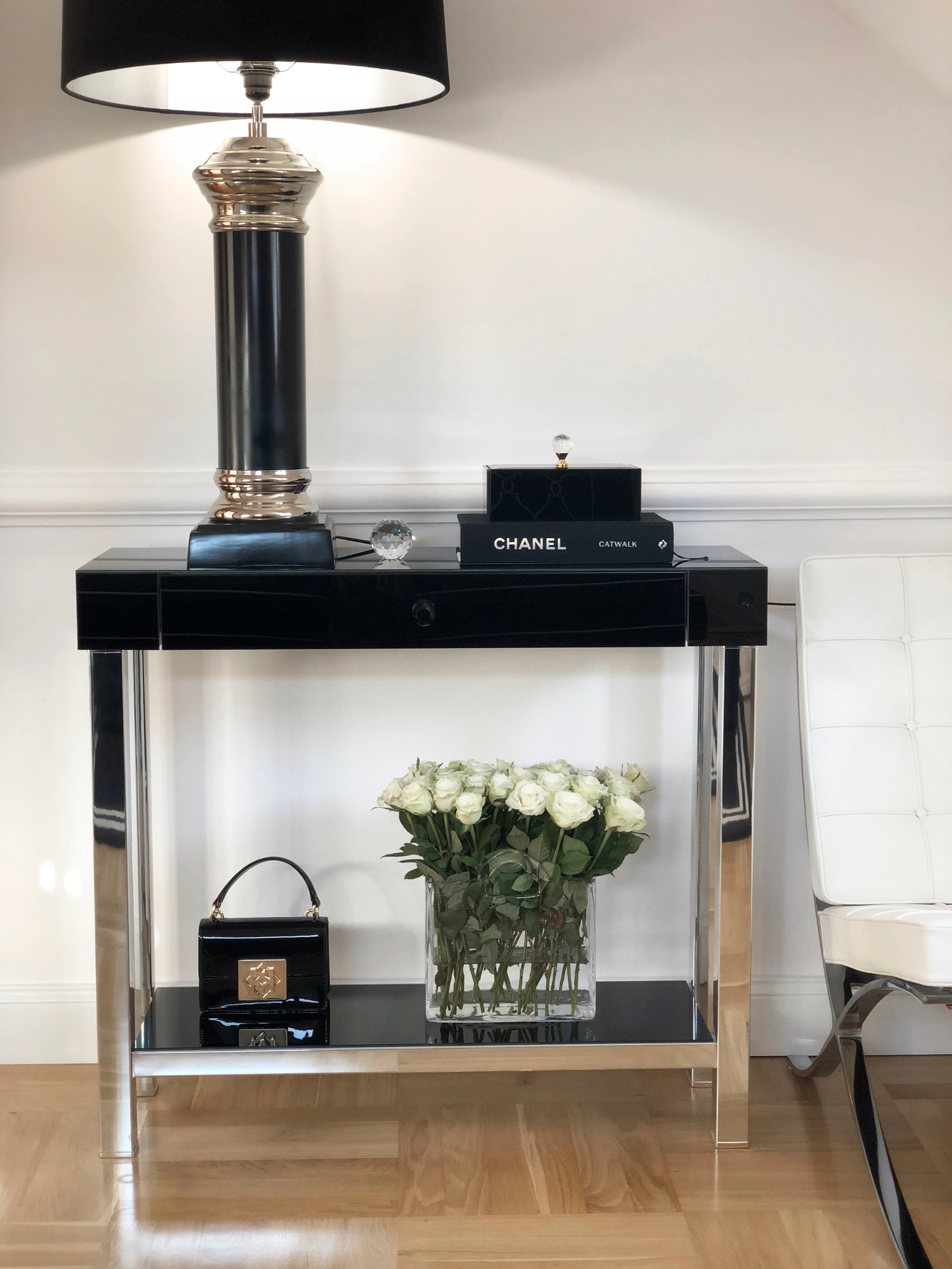 Szklana konsola lacobel Black stelaż chrom