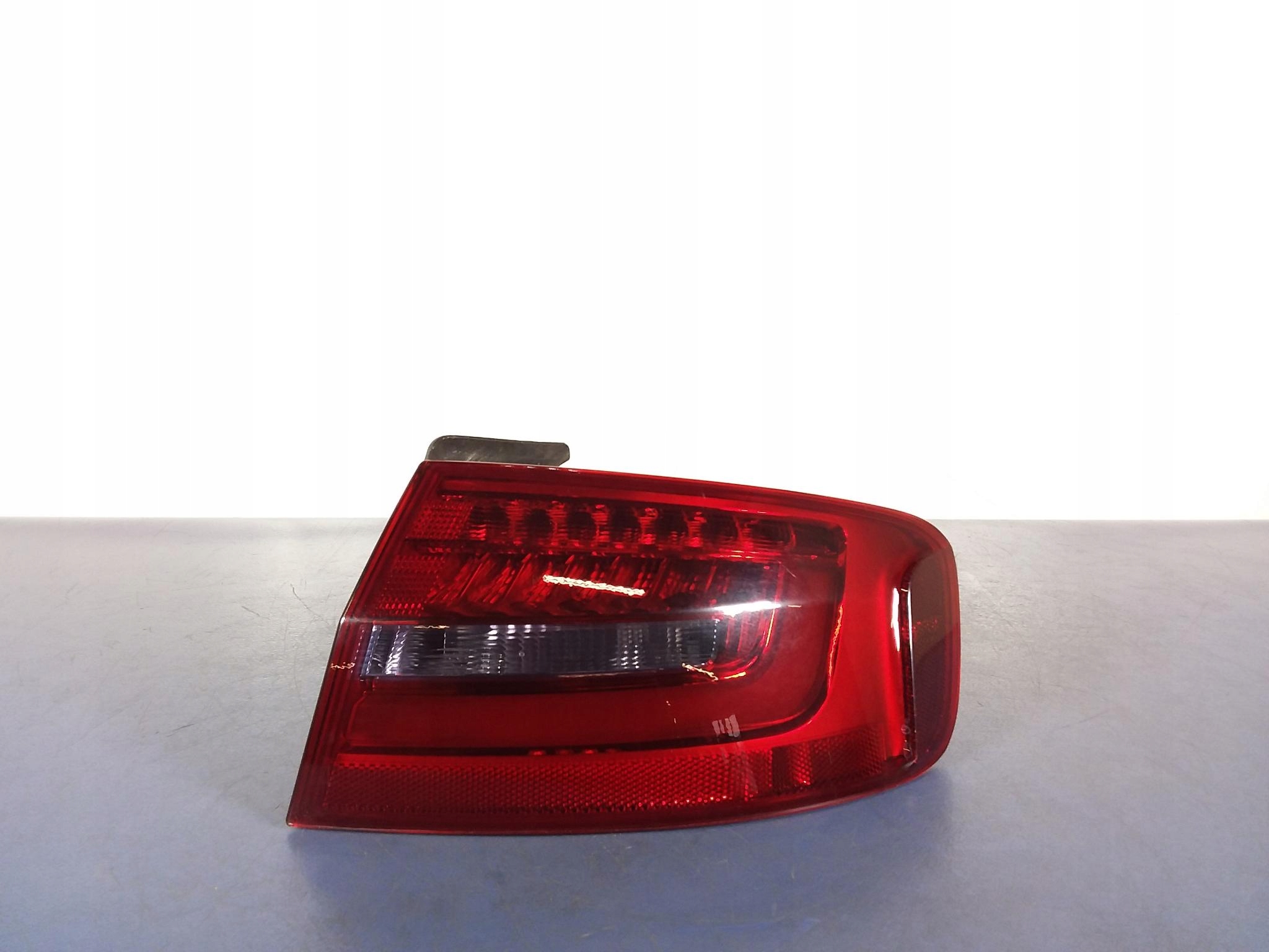 AUDI A4 B8 FL SEDAN LAMPA TYŁ PRAWA W BŁOTNIK USA