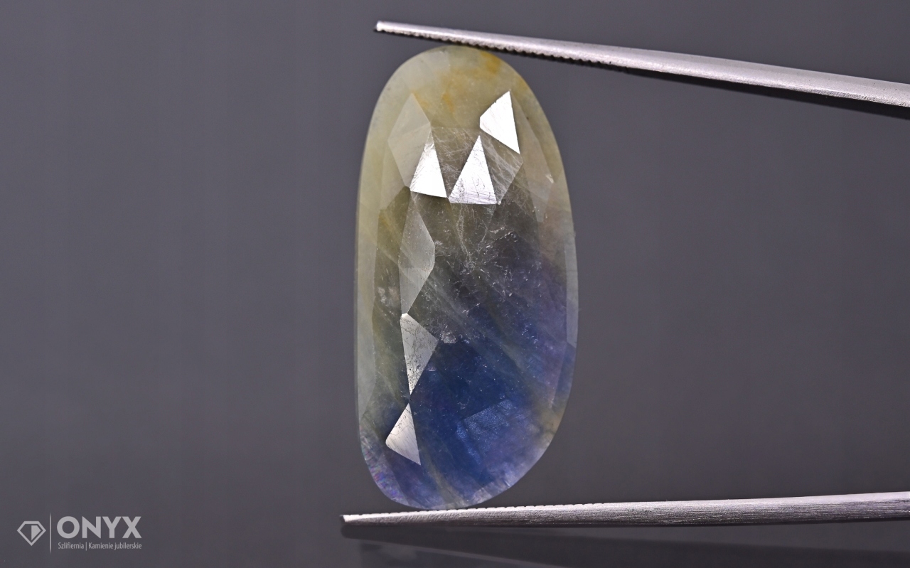 Safír fasetovaná nepravidelná rozeta 29,5x14 mm