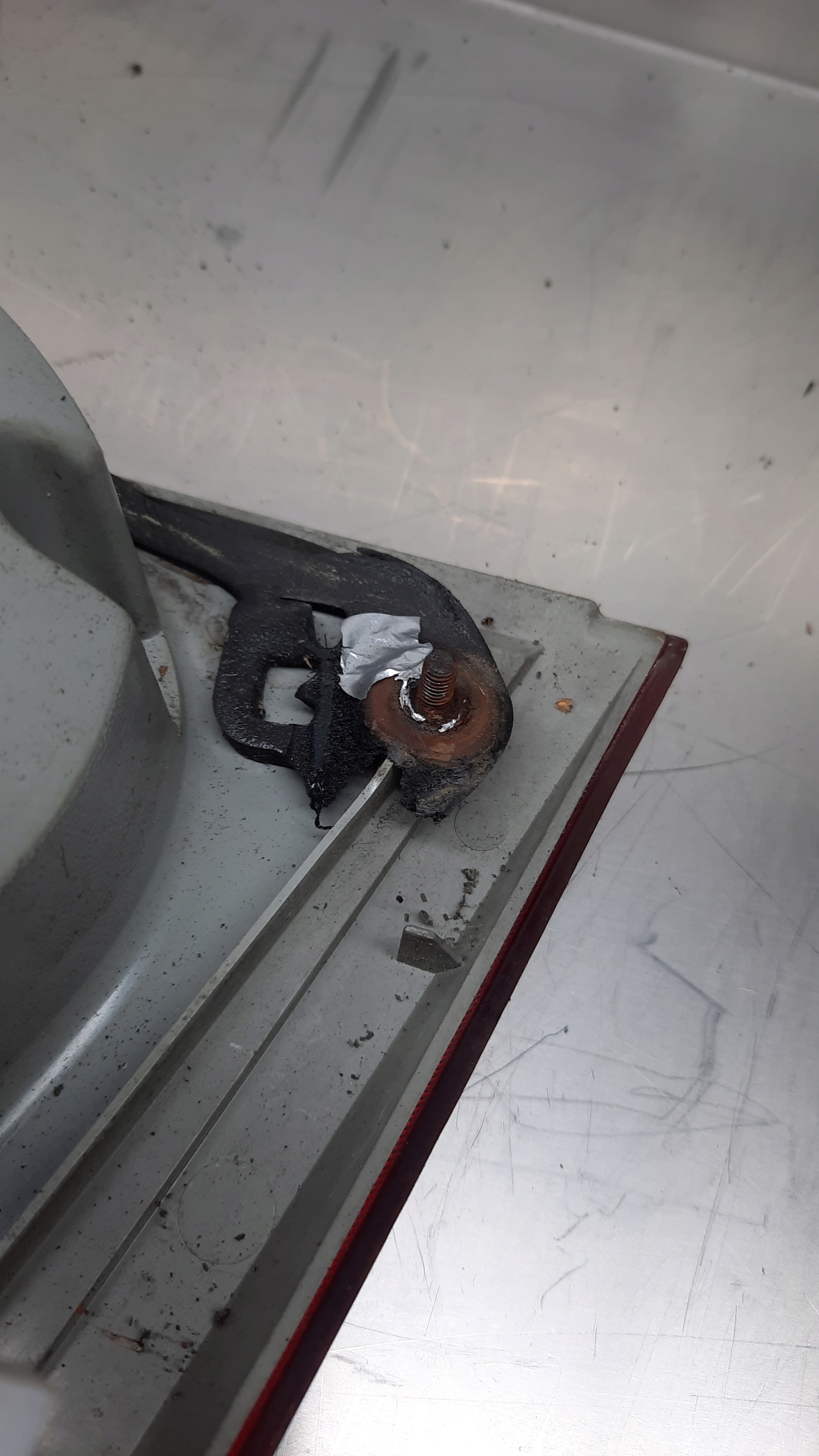 фонарь левый крышка багажника kia CARENS II