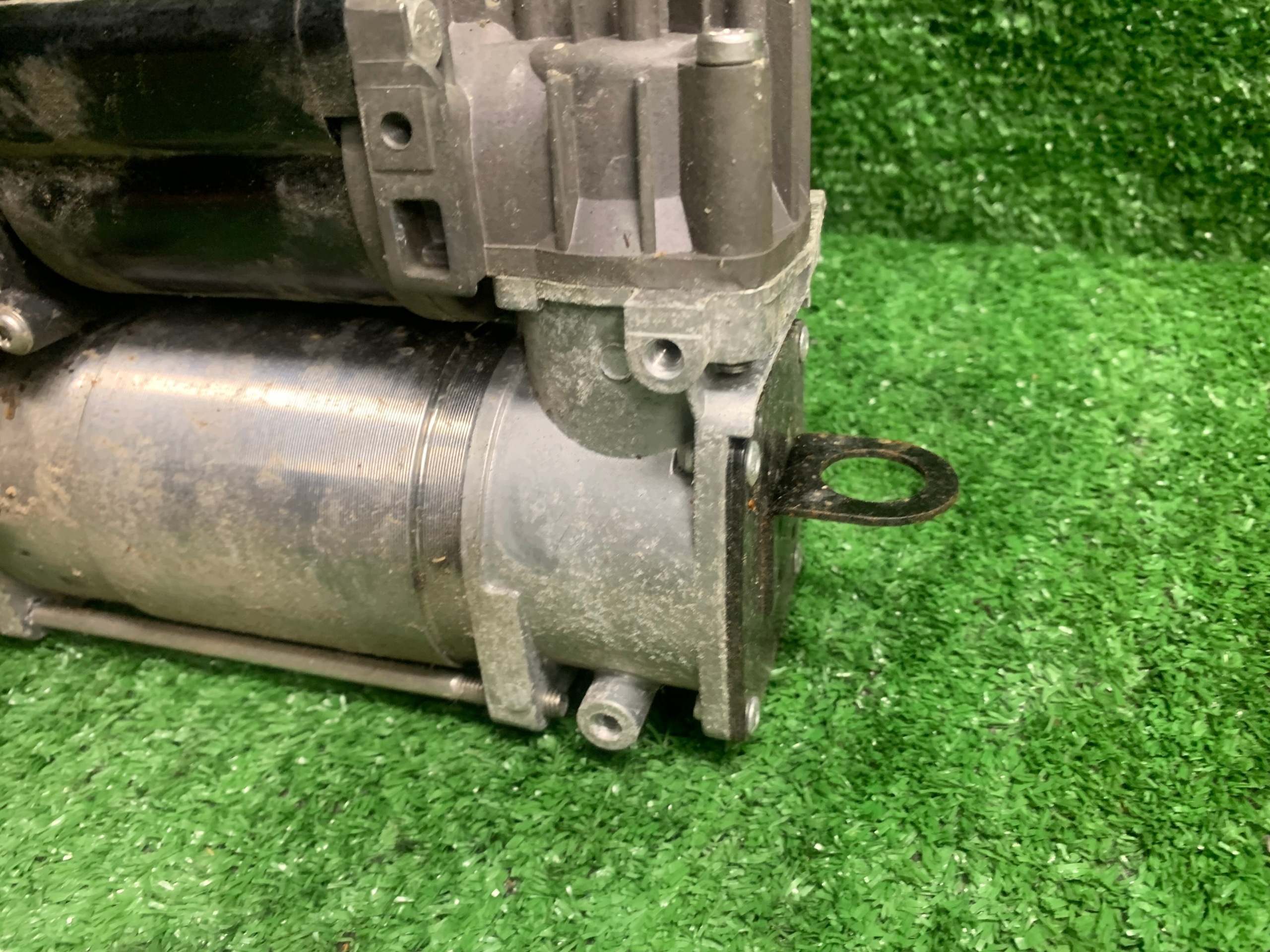 MERCEDES E W211 pump compressor; springing AIRMATIC 2113200304 as new
