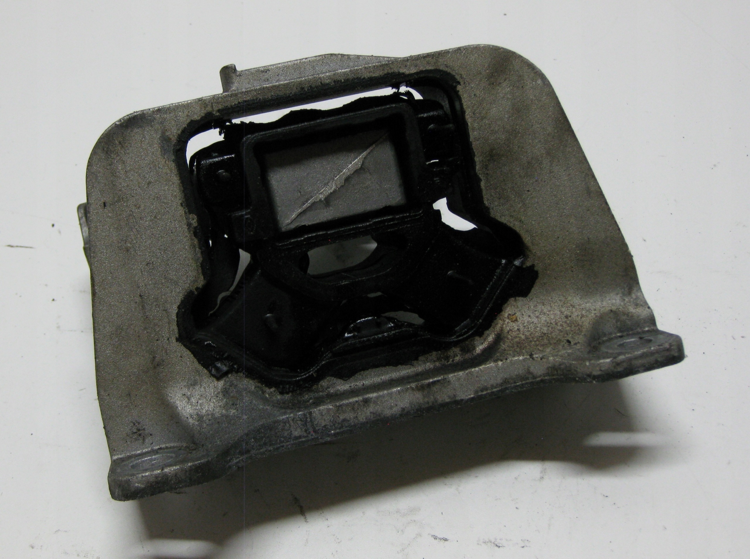 RENAULT MASTER III LIFT holder engine mount 112108180R