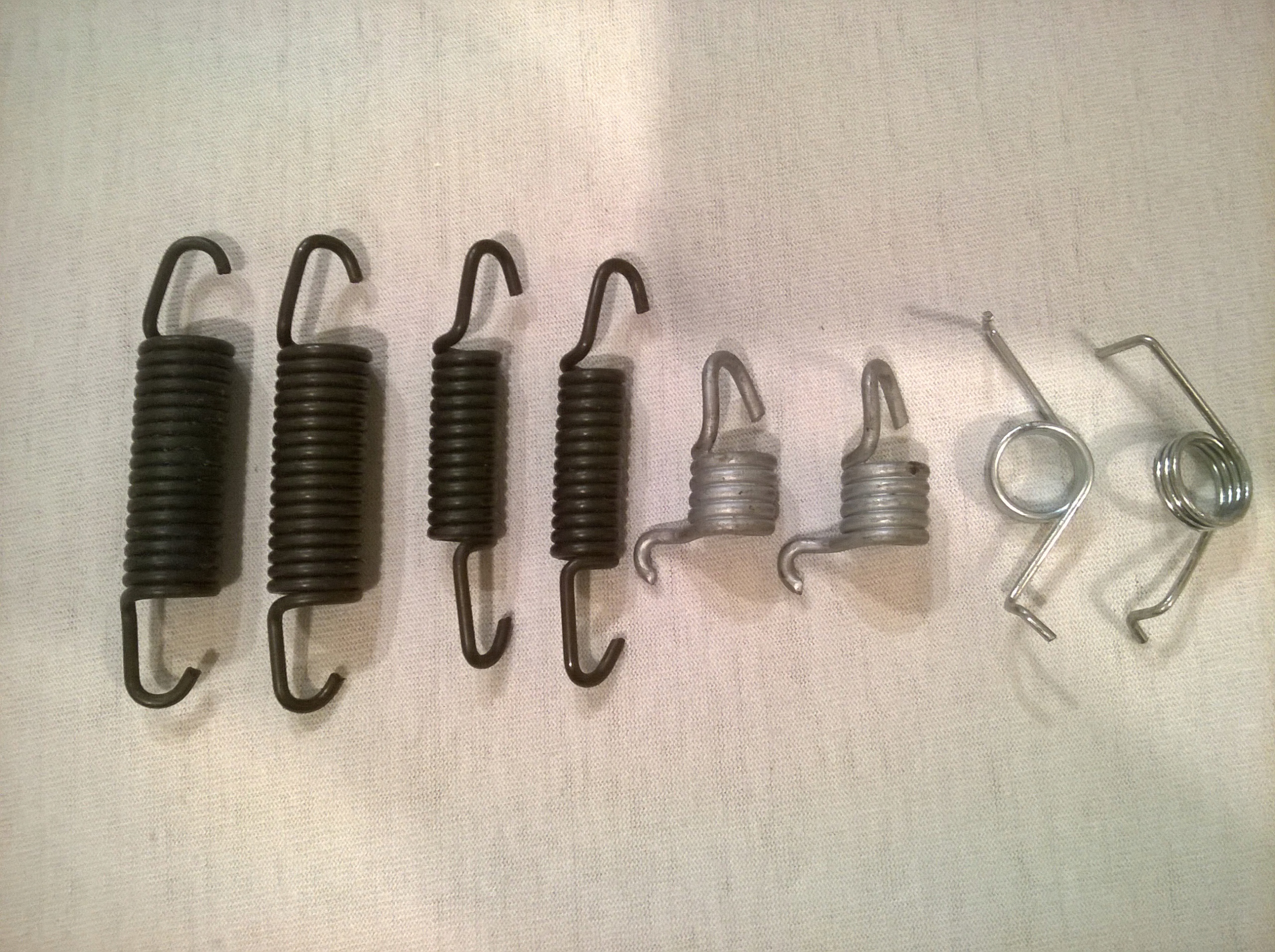 ZESTAW SPRĘŻYNKI SZCZĘK HAMULCOWYCH FAVORIT oryg.