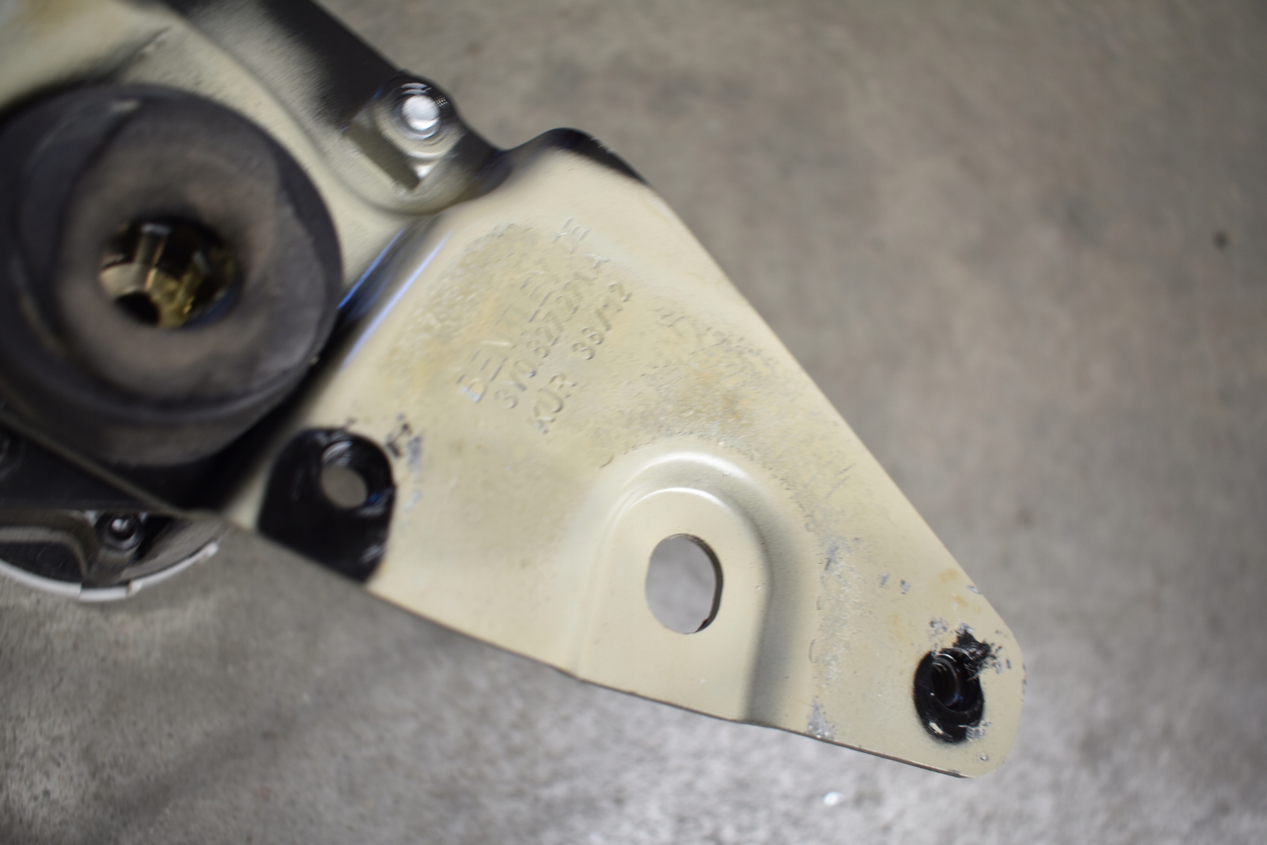 IDEALNY engine bonnet boot left + holder BENTLEY FLYING SPUR 15R. 1