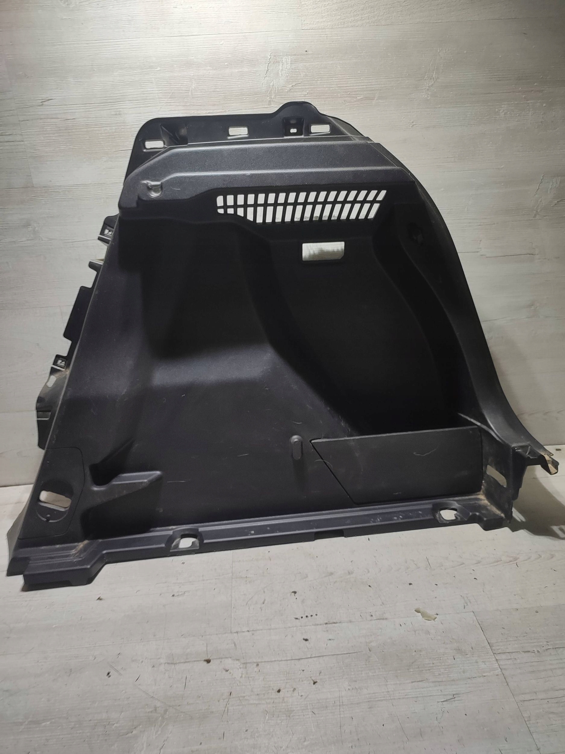 Peugeot 2008 II 2020 rear part side right side / upholstery / boot