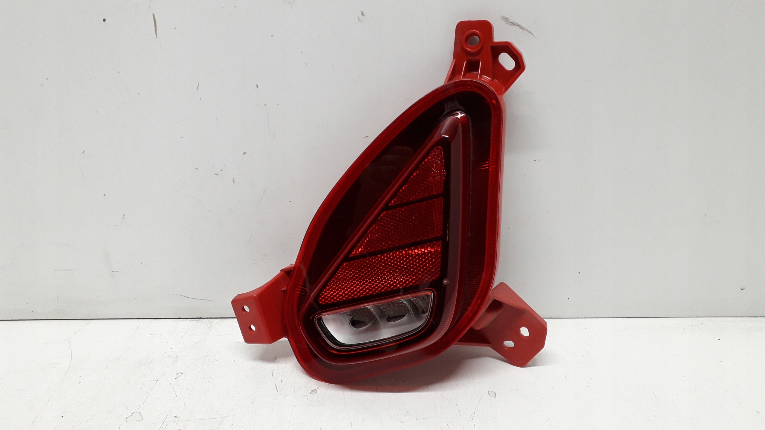 KIA XCEED 19- LAMPA PRZECIWMGIELNA LEWA TYŁ LED