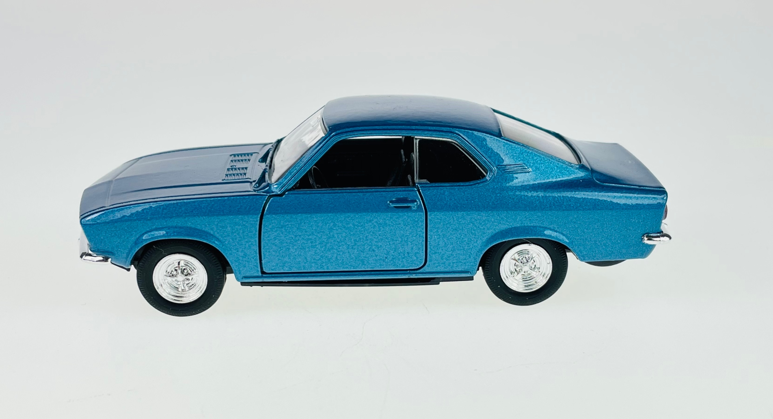 Welly 1970 Opel Manta A 1:34 Nowy Metalowy Model