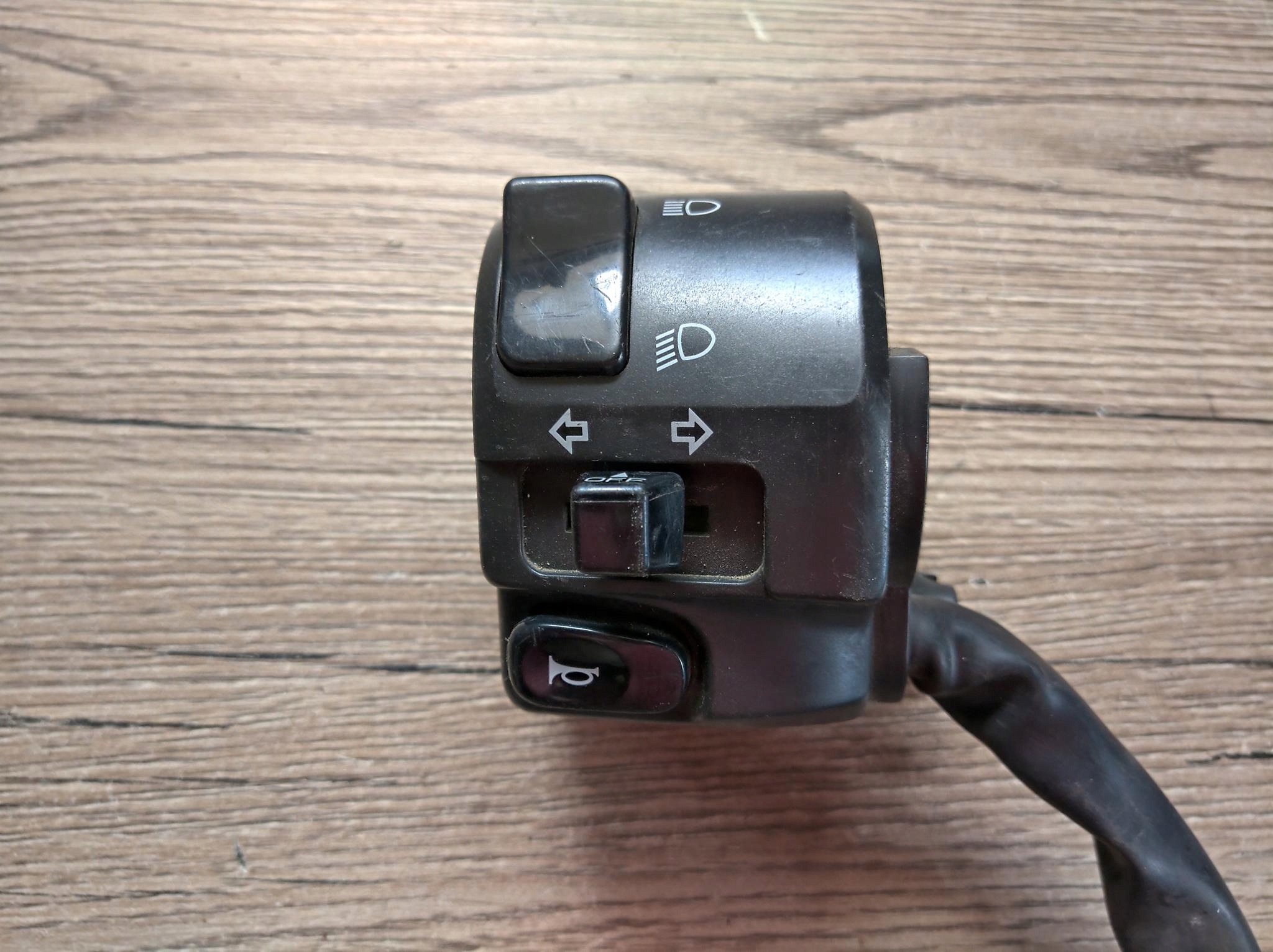 YAMAHA FZS 600 PRZEŁĄCZNIK LEWY Numer katalogowy oryginału BRAK