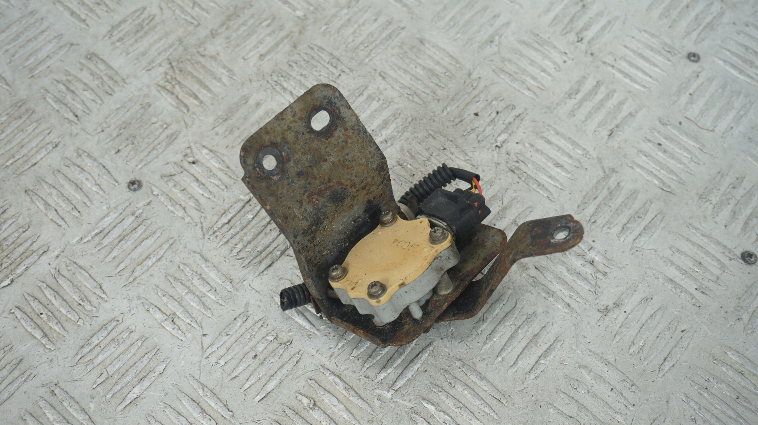 MAZDA RX8 CZUJNIK POZIOMOWANIA ŚWIATEŁ PRAWY PRZÓD