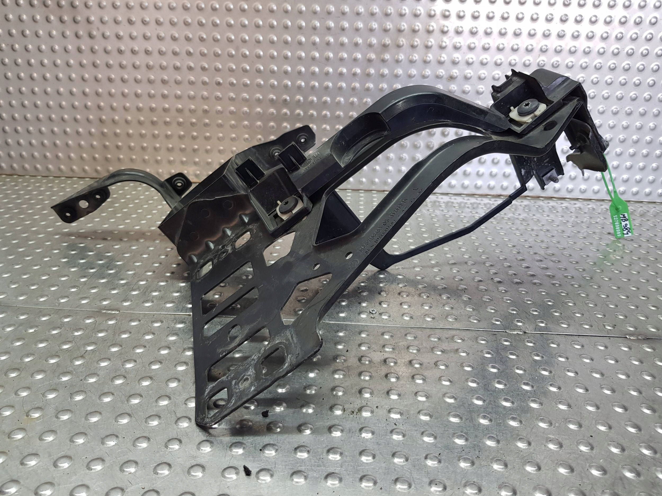 OKULAR držák nárazníku levý předek 7163483 BMW E60 E61 OE