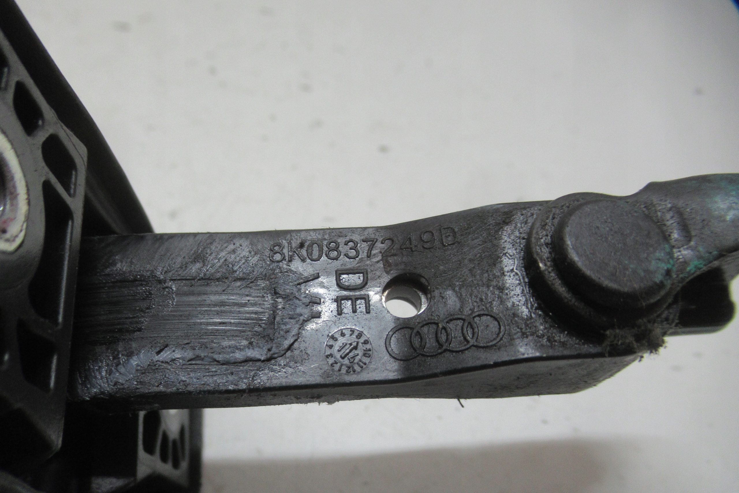 AUDI A4 B8 FL 2.0 TFSI 14R limiter door front 8K0837249D
