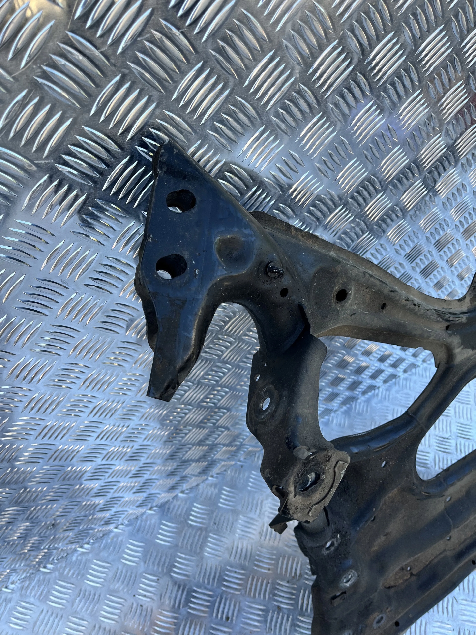 SANKI WÓZEK TRAWERS PRZÓD AUDI A4 B9 15- UK