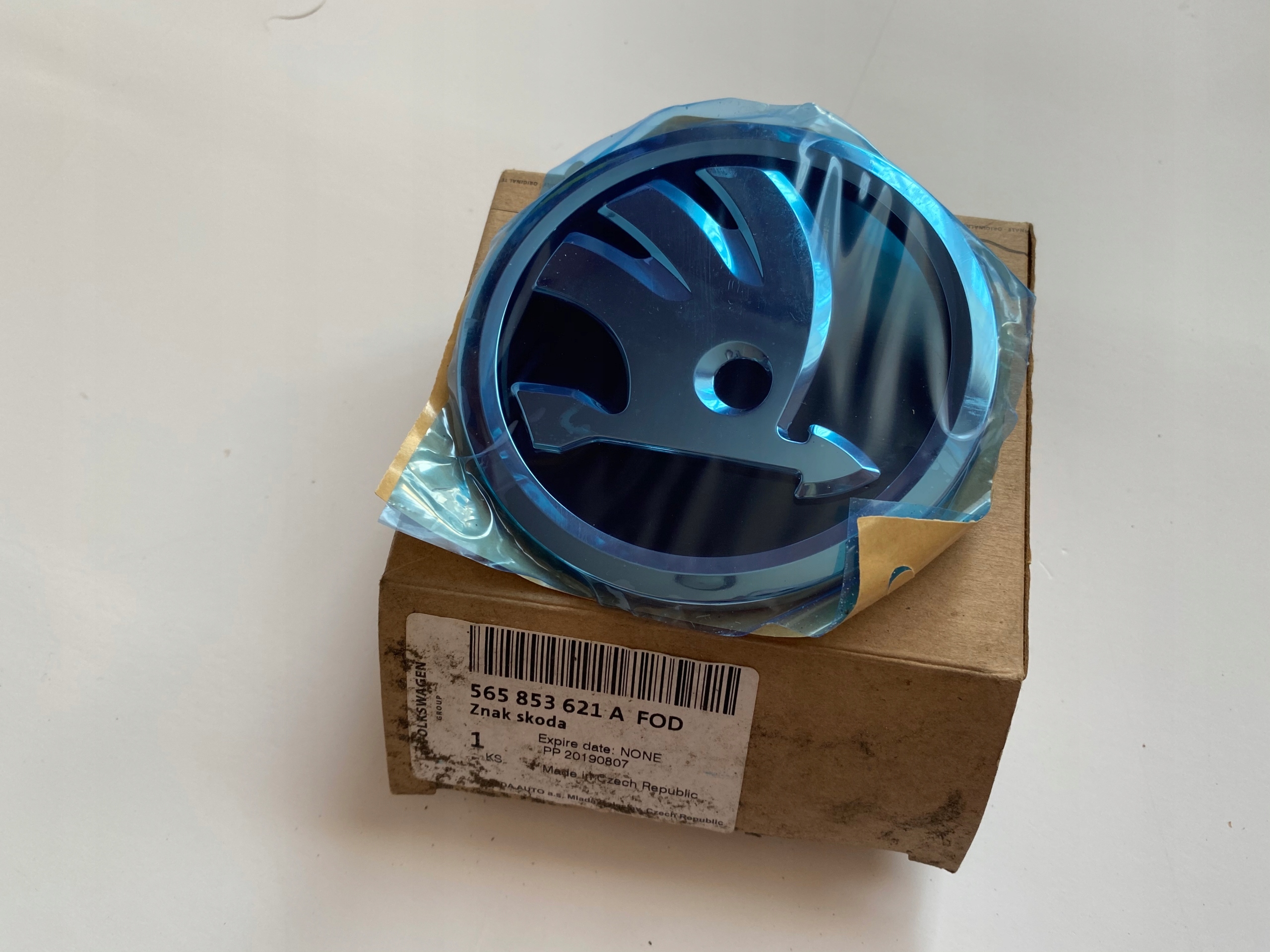 ZNACZEK EMBLEMAT KLAPY 565853621A SKODA KAROQ Numer katalogowy części 565853621A