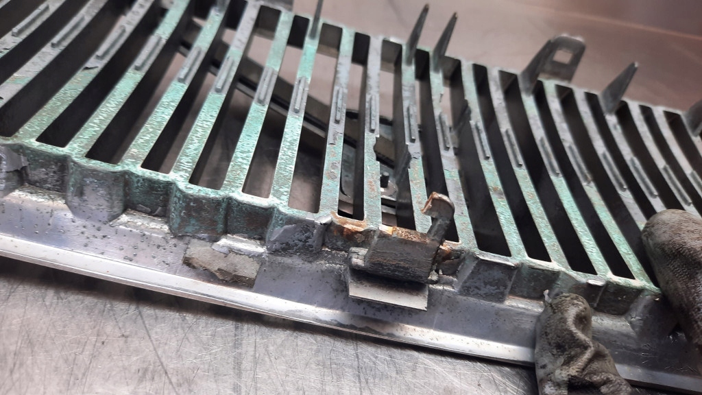 решетка радиатора 9178087 volvo S80 98-06R