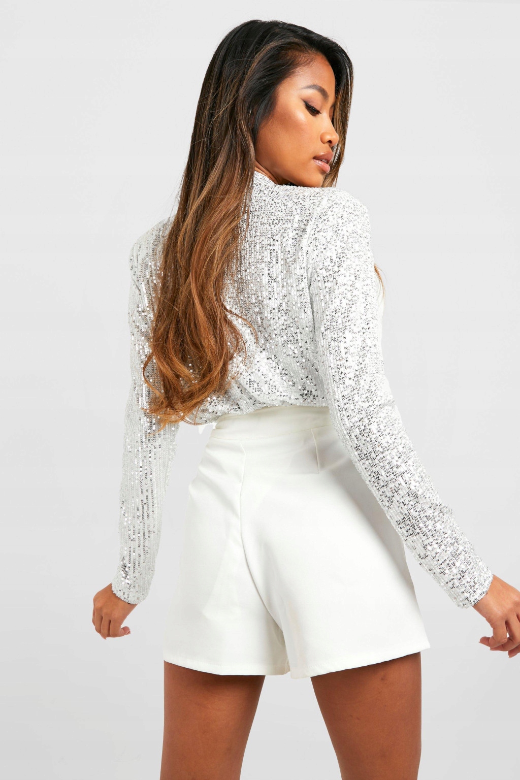 BOOHOO SREBRNE CEKINOWE BODY STÓJKA STRINGI PUU NG2__L Kolor srebrny