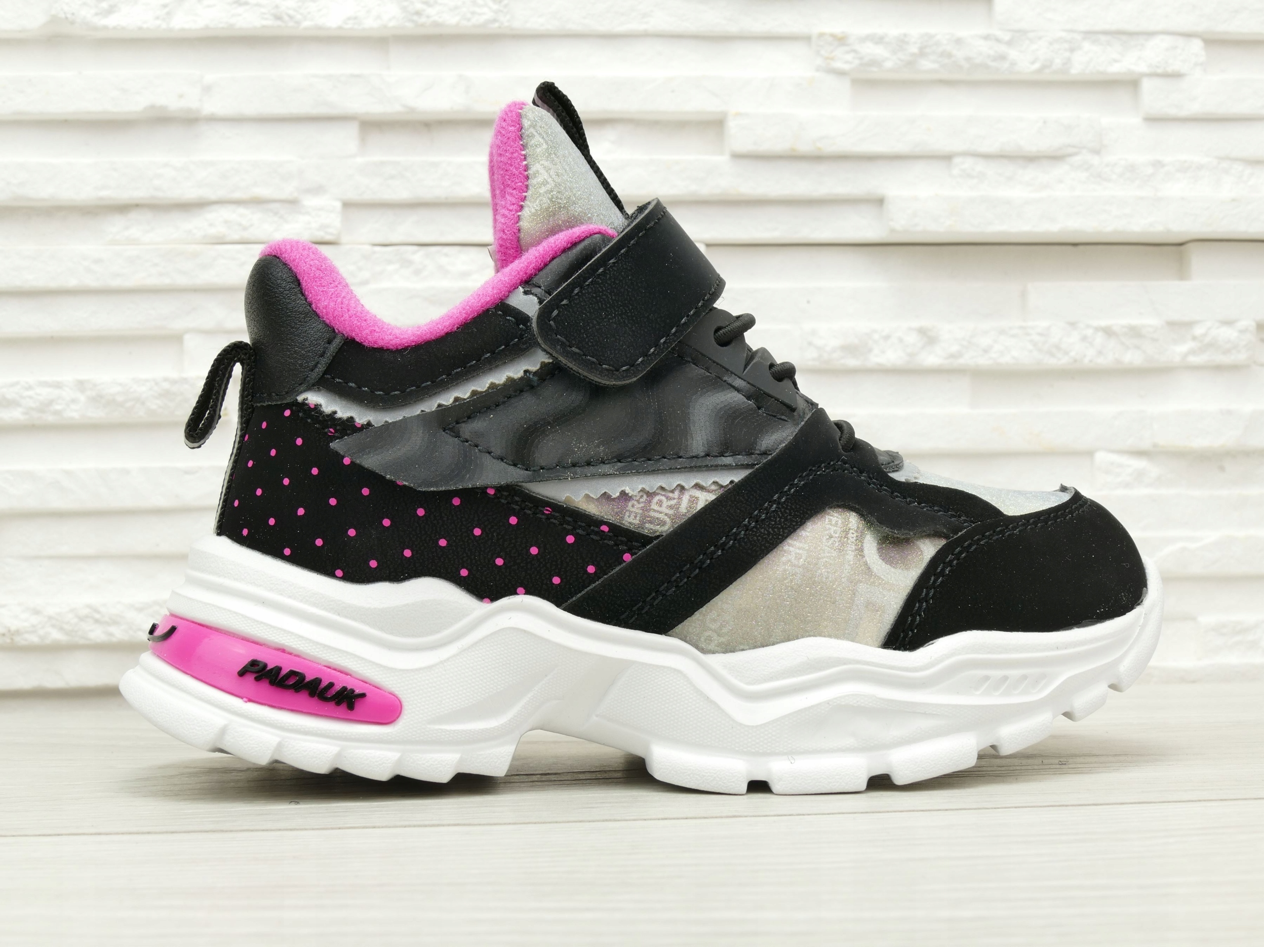 DZIEWCZĘCE TRZEWIKI PÓŁBUTY DZIECIĘCE SPORTOWE BUTY PRZEJŚCIOWE R. 26 Kod producenta E52