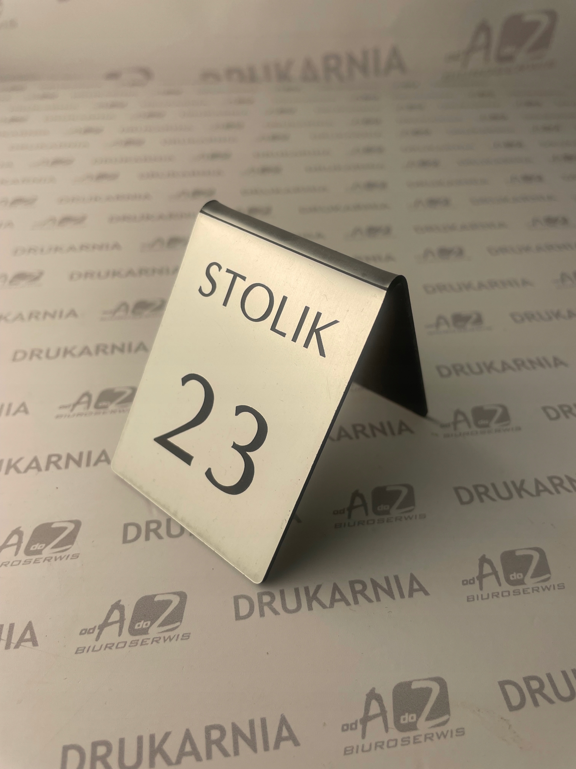Numerek na stół srebrny + własne logo Kod producenta #srebrnylogo