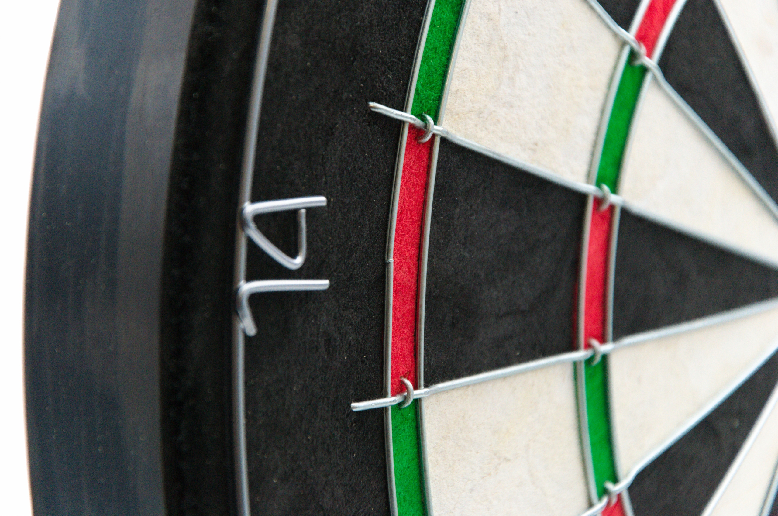 PROFESJONALNA TARCZA SIZALOWA DO GRY W RZUTKI DART TABLICA DO DARTA 45cm Model Dart 45cm