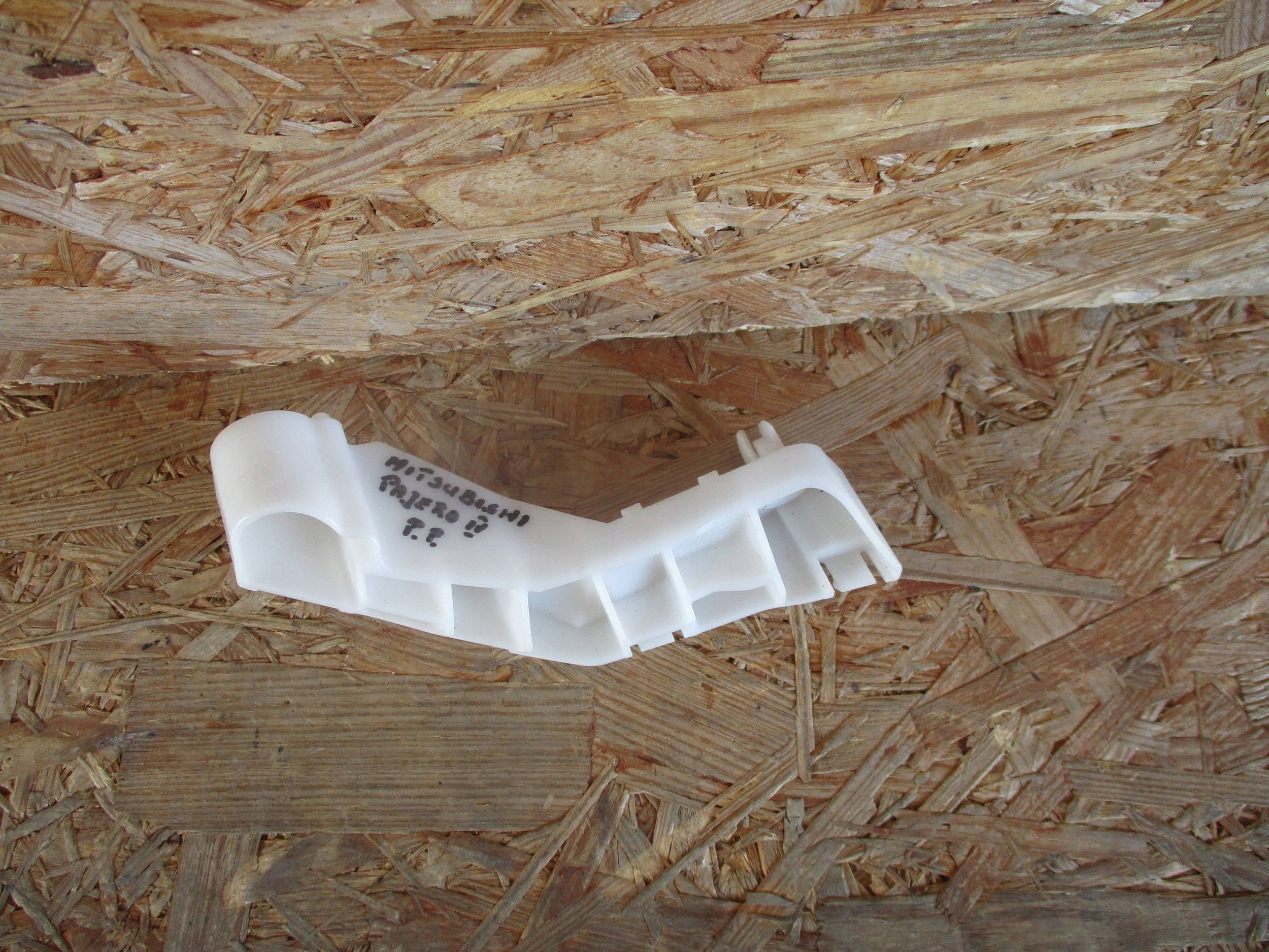 Support Droite Pare choc Avant MITSUBISHI PAJERO IV