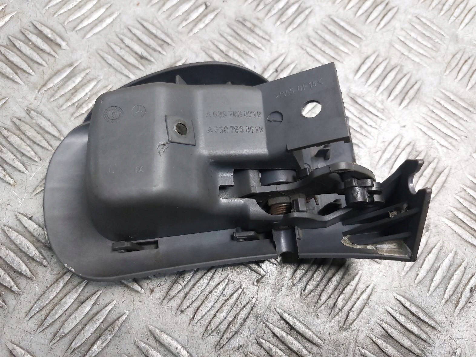 KLAMKA WEWNĘTRZNA LEWY PRZÓD MERCEDES VITO W638 Producent części Mercedes-Benz OE