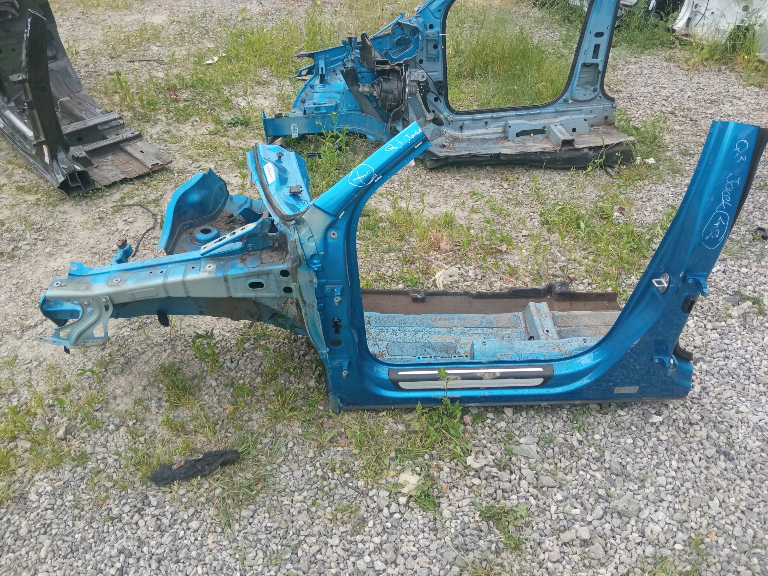 AUDI Q3u ЧЕТВЕРТЬ ЛЕВА ПЕРЕДНЯЯ ПЕРЕД СТОЙКА ПОРОГ