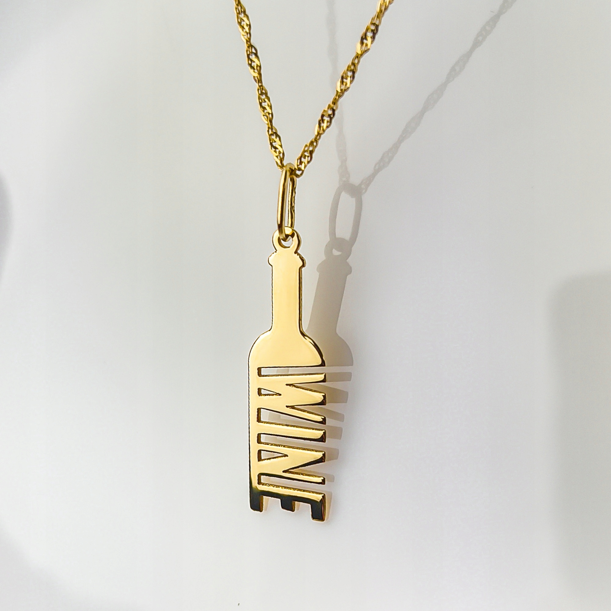 Zlatý přívěsek na láhev s nápisem Wine pr.585