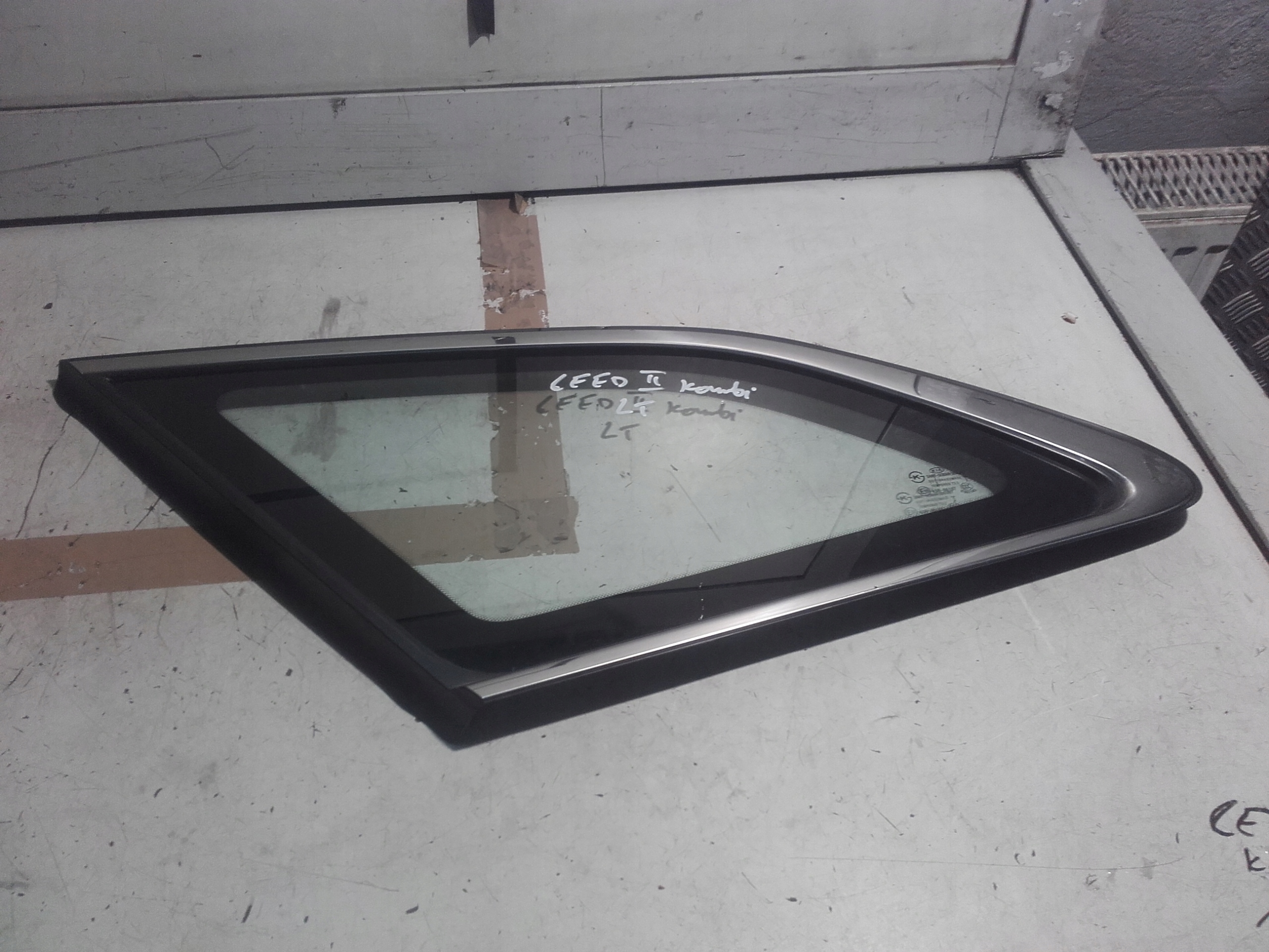 KIA CEED II УНИВЕРСАЛ СТЕКЛО ЛЕВОЕ ЗАДНЕЕ ХРОМ