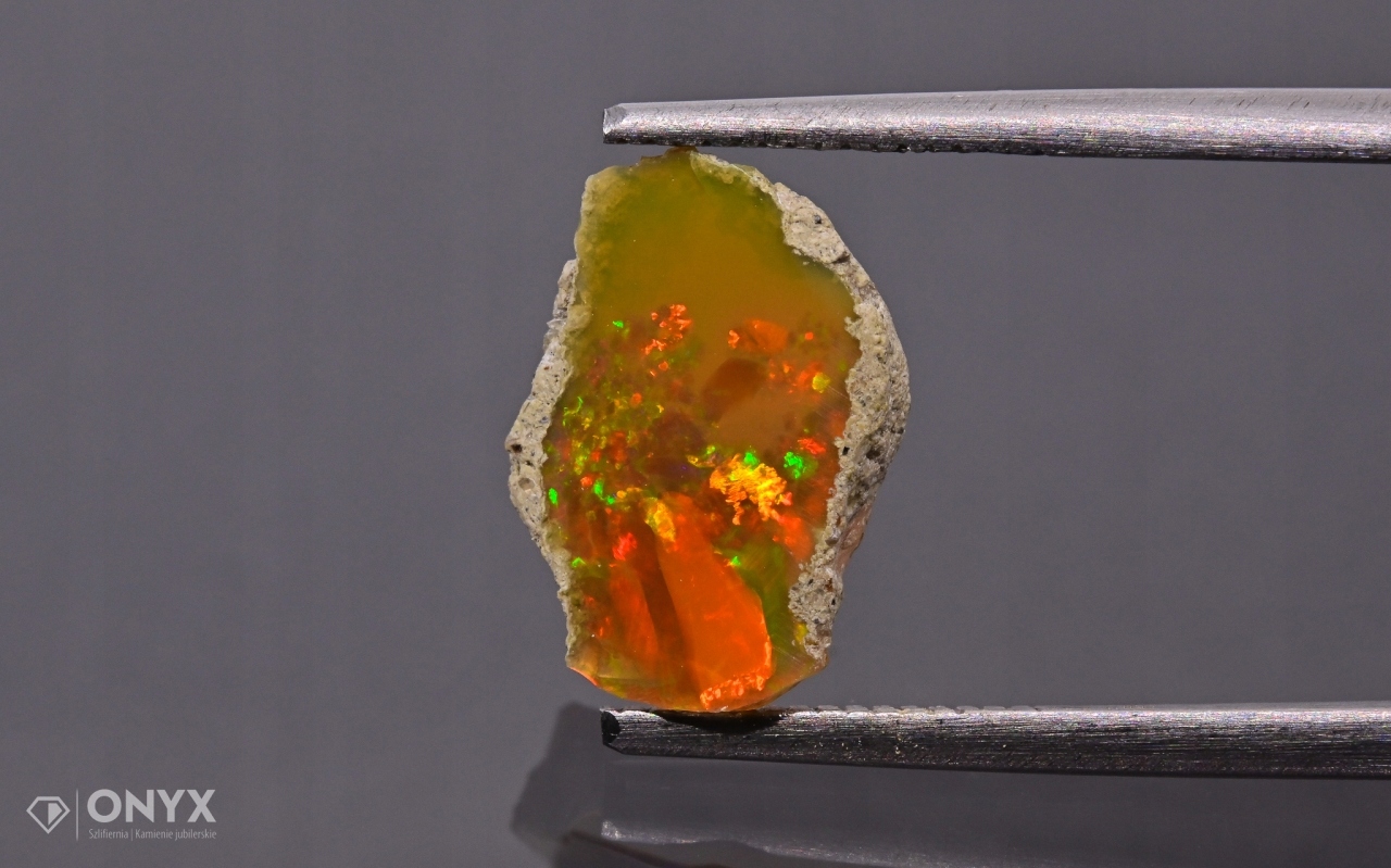 Opal z Etiopie hrudka 12x8 mm
