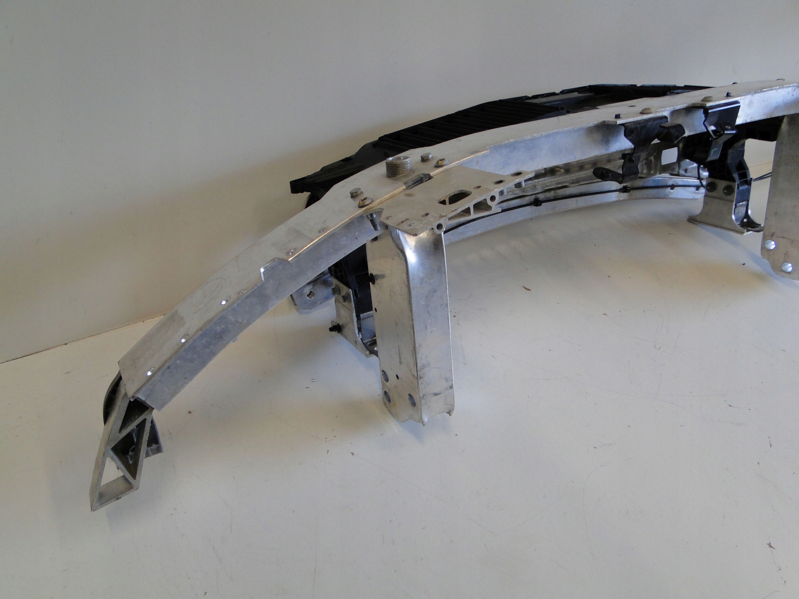 MERCEDES C KLASA 206 W206 PAS PRZEDNI KOMPLET WZMOCNIENIE 63 AMG 63 S E Producent części Mercedes-Benz OE